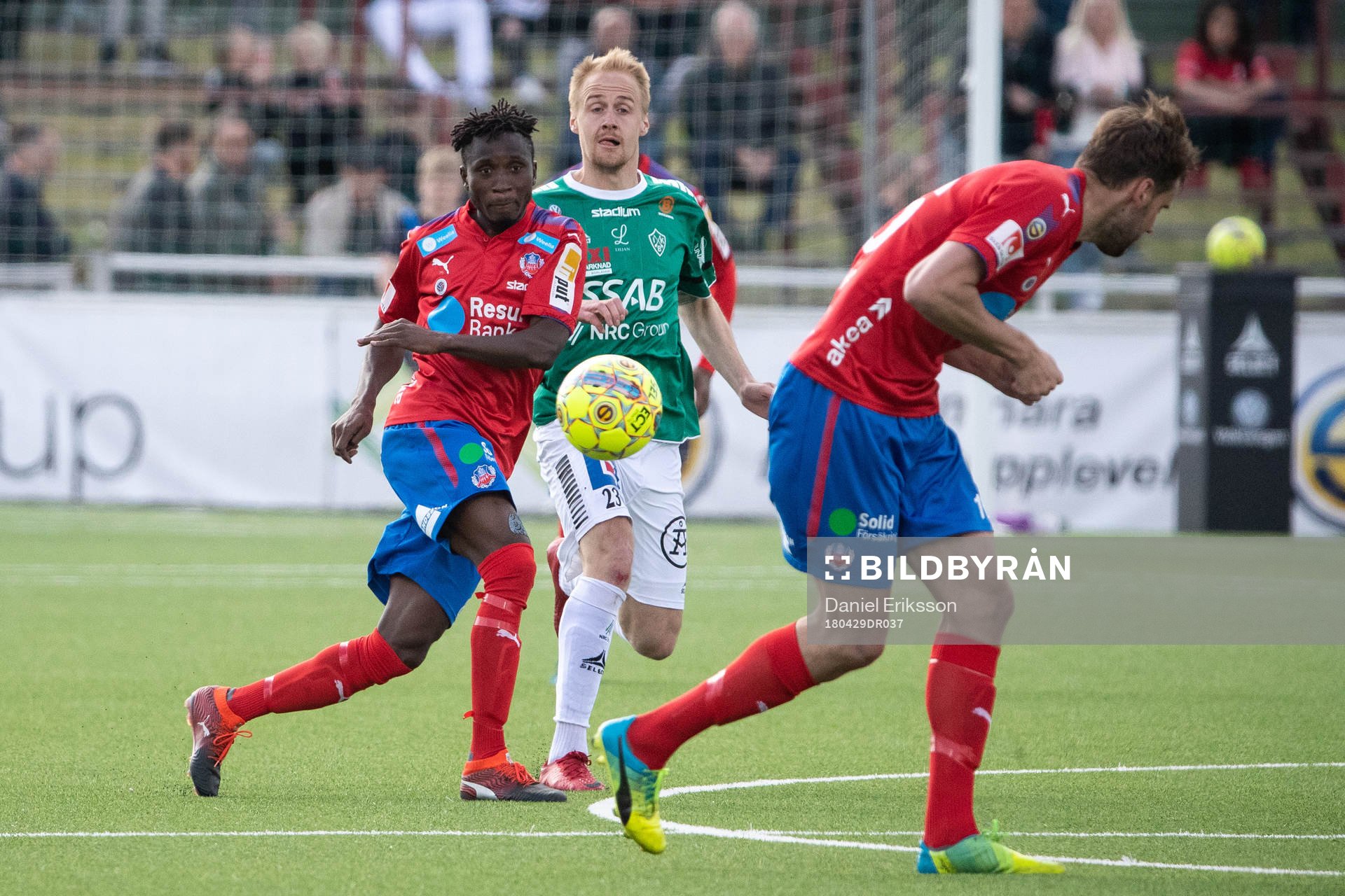 Helsingborgs Mamudu Moro och Brages Oscar Lundin  i