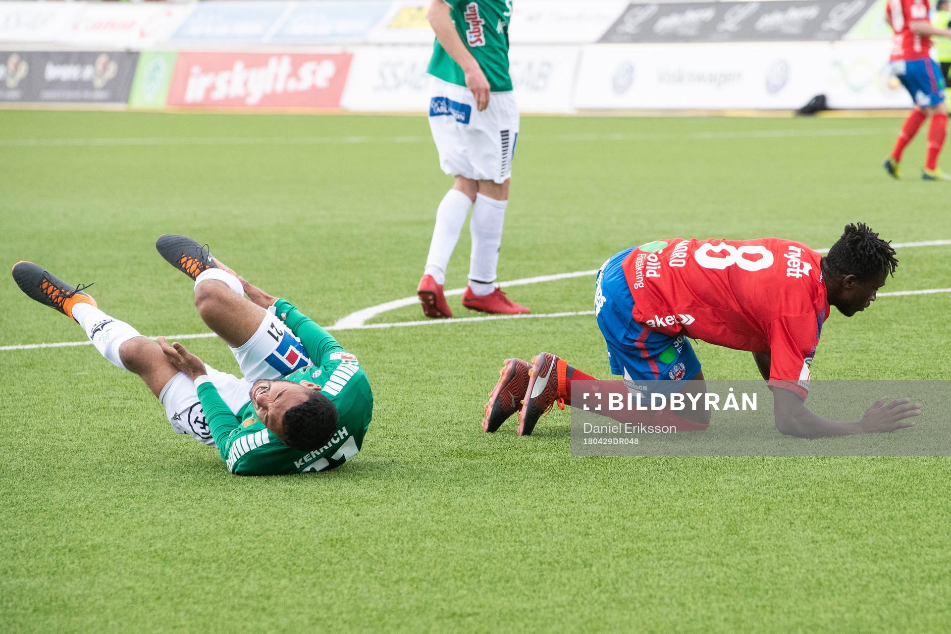 Helsingborgs Mamudu Moro och Brages Jalid Kerkich Amar i fotbollsmatchen i superettan mellan Brage och Helsingborg den 29 april 2018 i Borlänge.