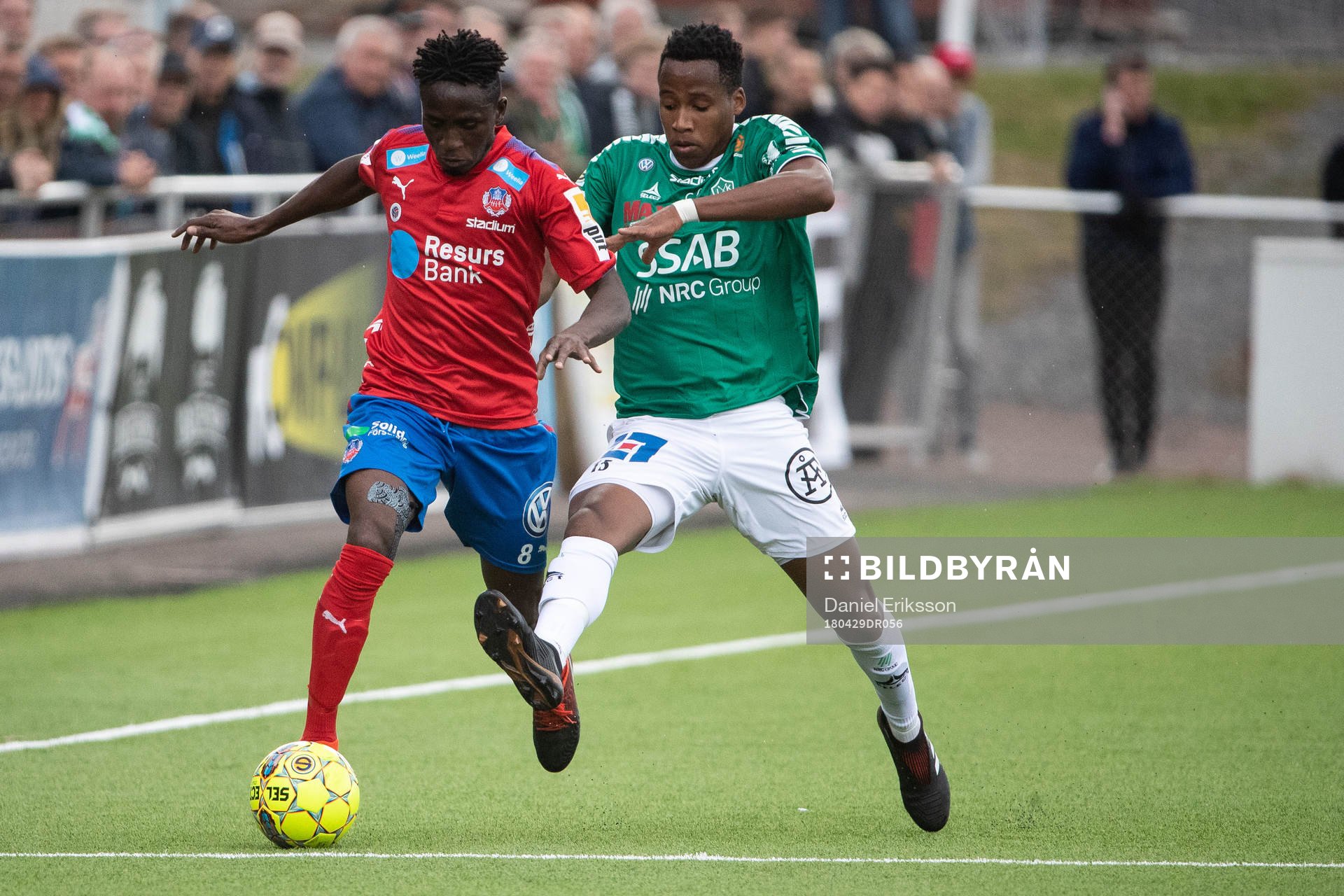 Helsingborgs Mamudu Moro och Brages Mihlali Mayambela  i