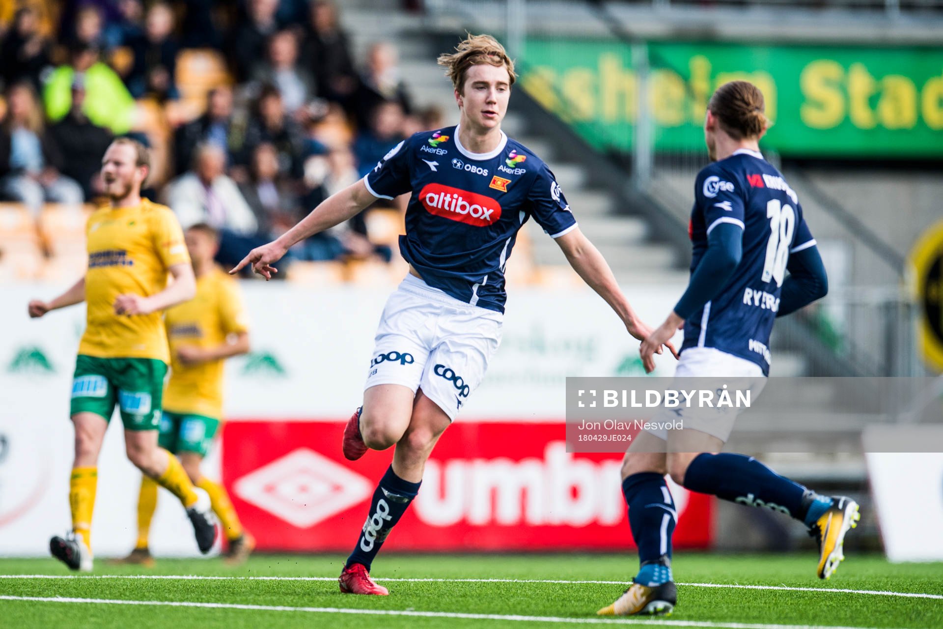 Kristian Thorstvedt of Viking celebrates 0-1