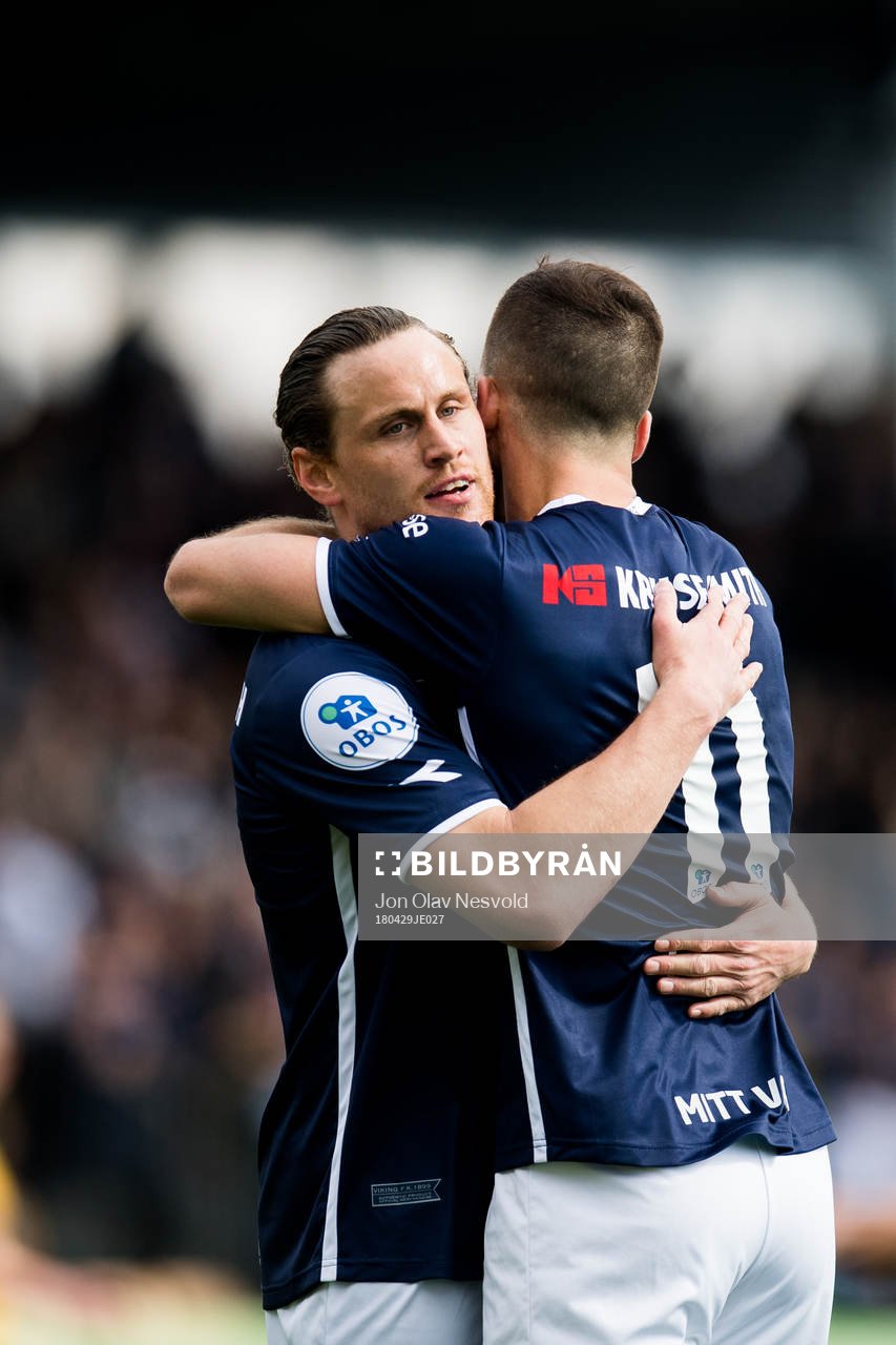 Tommy Høiland and Zlatko Tripic of Viking celebrate 1-4
