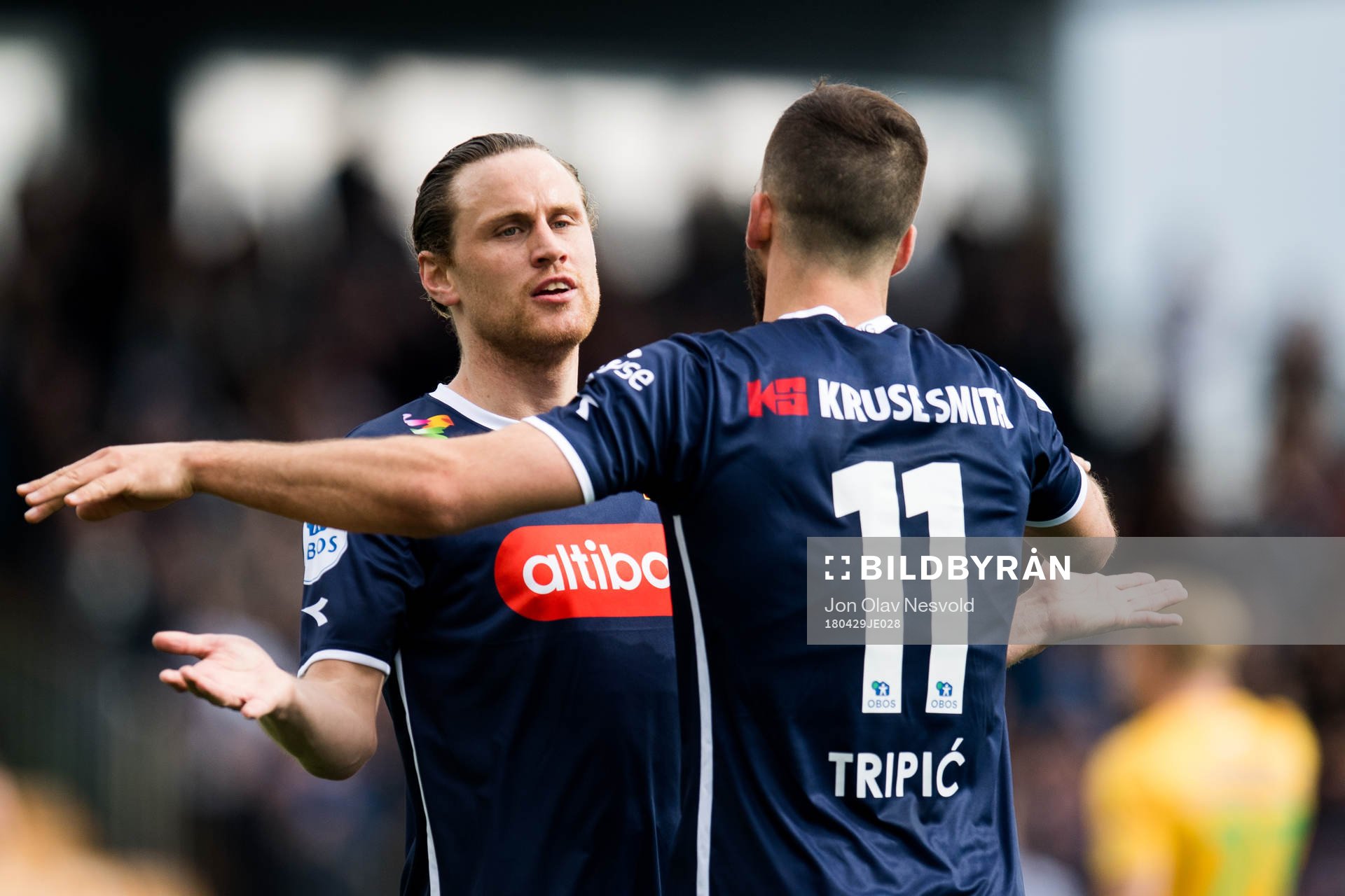 Tommy Høiland and Zlatko Tripic of Viking celebrate 1-4