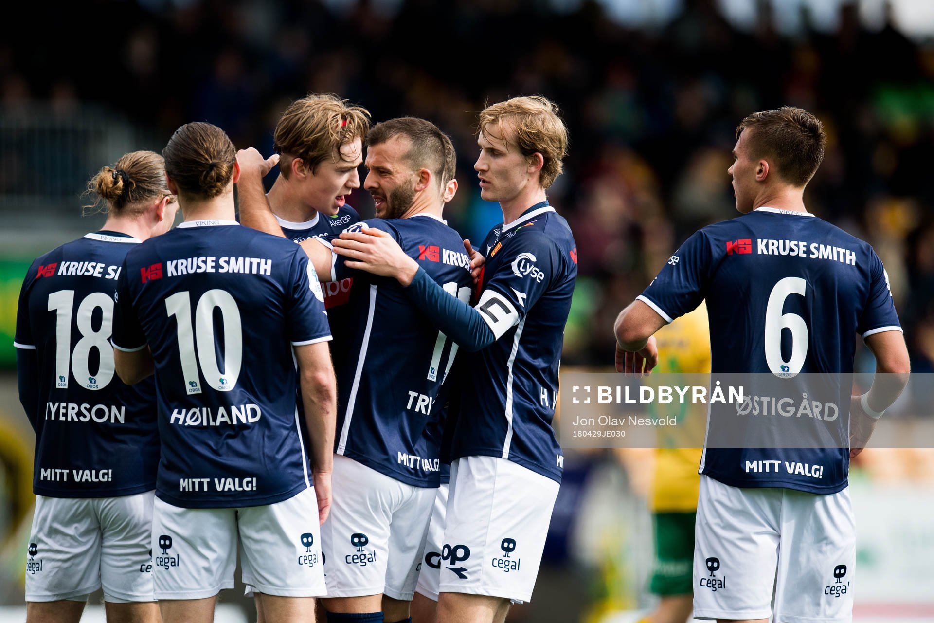 Zlatko Tripic of Viking celebrates 1-4 with his teammates