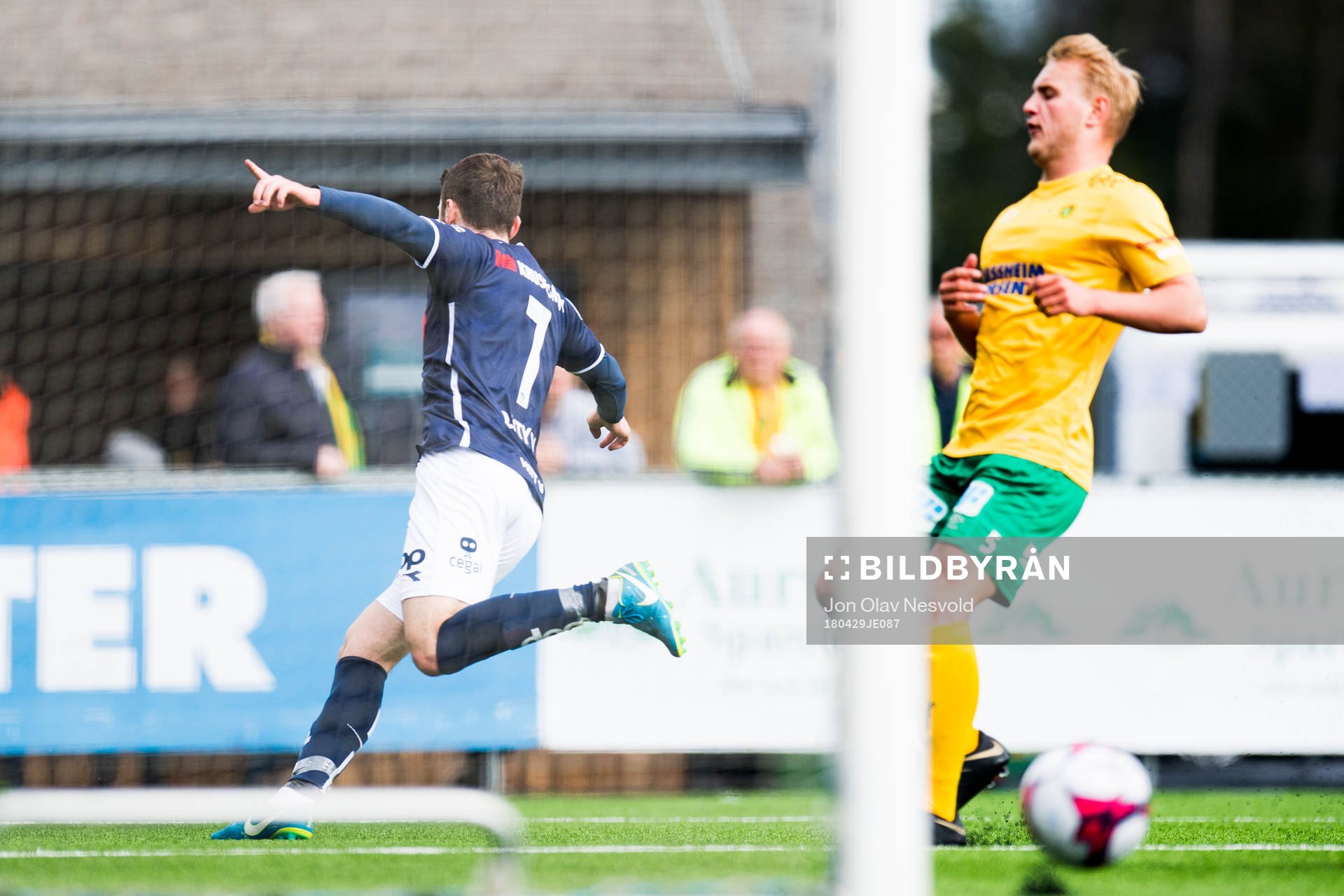 Zymer Bytyqi of Viking celebrates the 1-3 goal