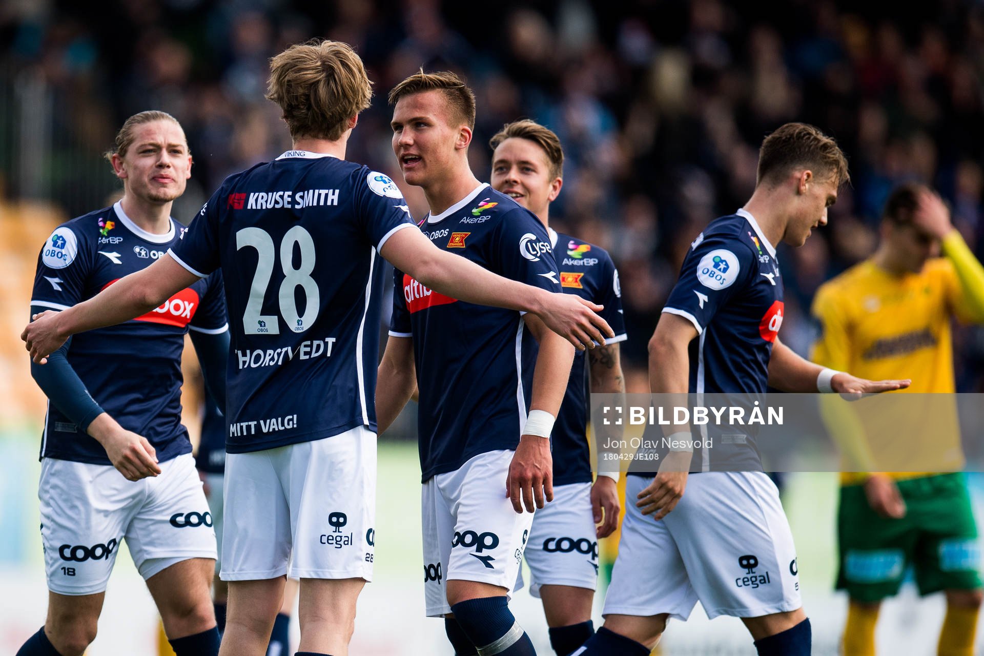 Kristian Thorstvedt celebrates the 0-1 goal with teammates