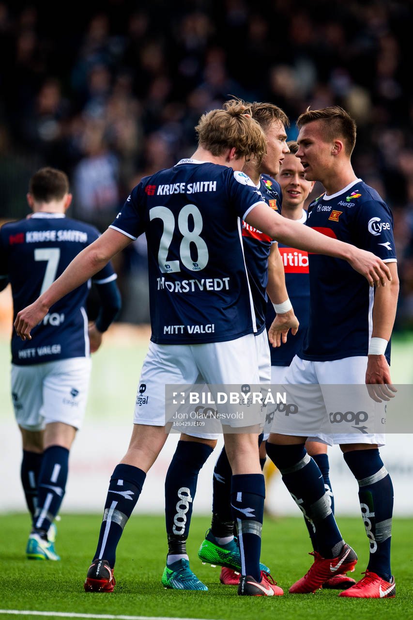 Kristian Thorstvedt celebrates the 0-1 goal with teammates