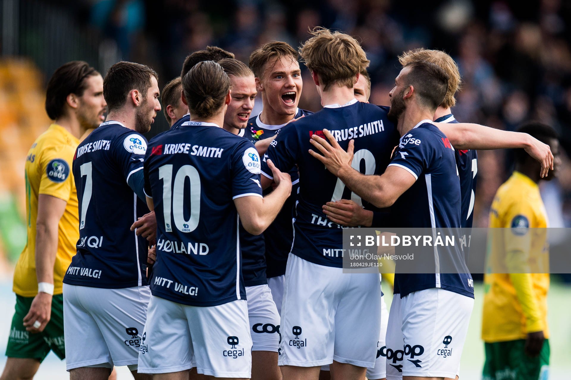 Kristian Thorstvedt celebrates the 0-1 goal with teammates
