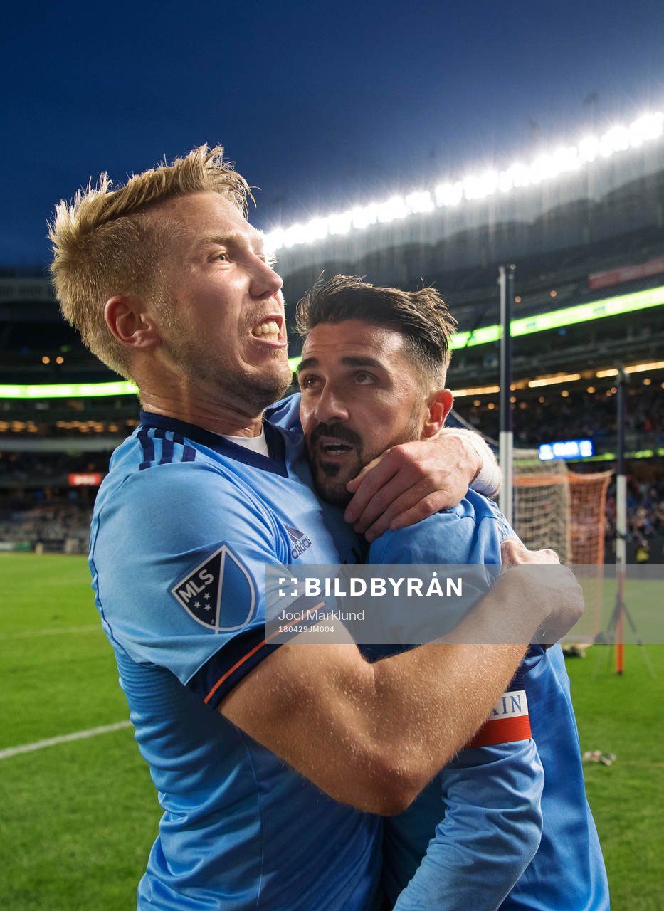 New York Citys Anton Tinnerholm och David Villa jublar