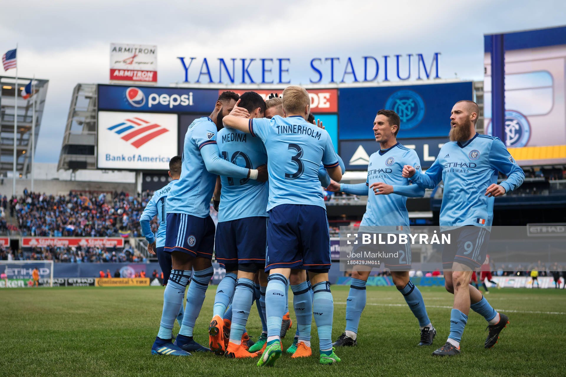 New York Citys Jesus Medina, Anton Tinnerholm och Jo Inge Berget jublar med lagkamrater efter 1-0-målet under fotbollsmatchen i MLS mellan New York City och Dallas den 29 april 2018 i New York.