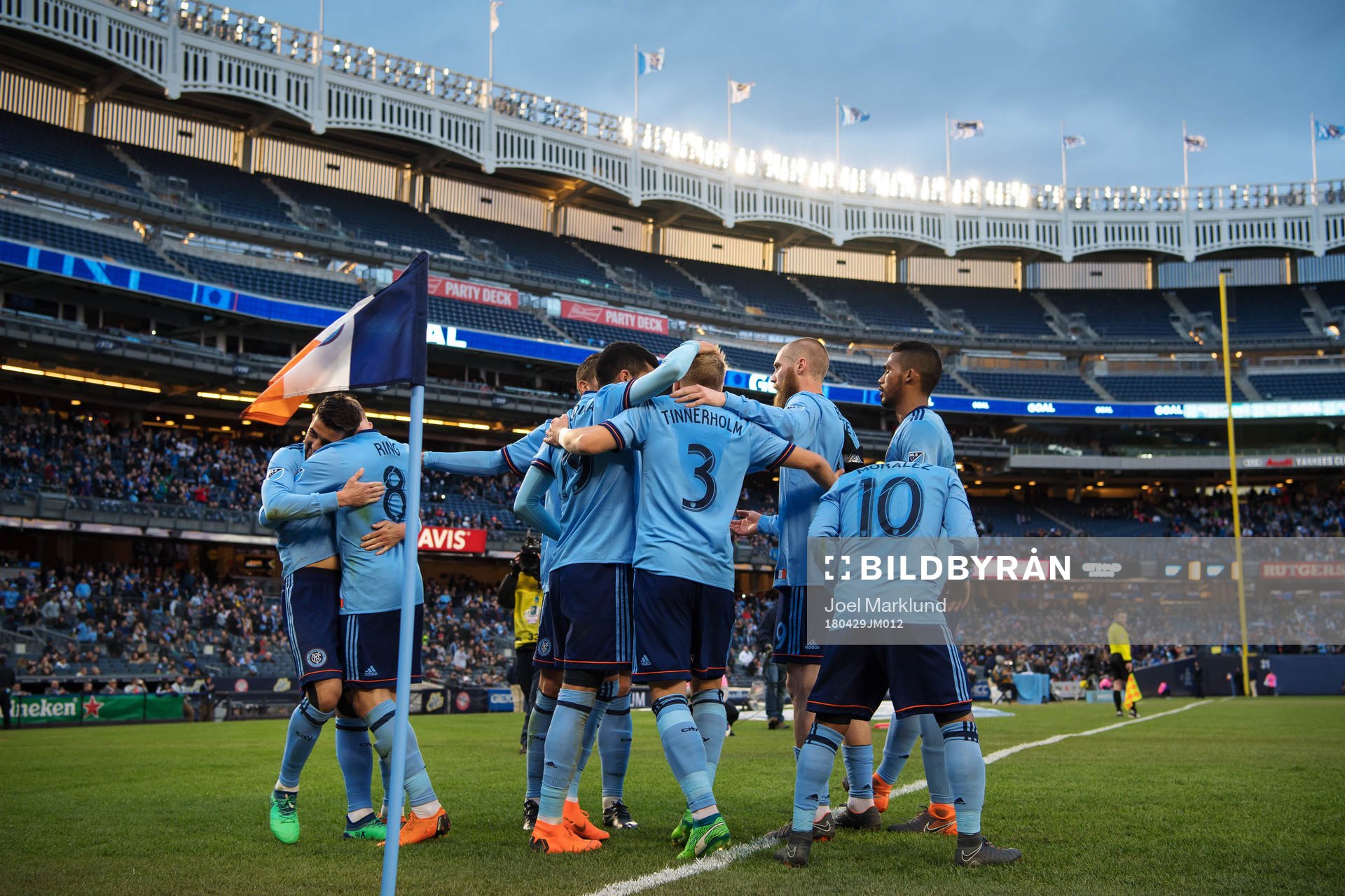 New York Citys David Villa, Alexander Ring, Jesus Medina, Anton Tinnerholm och Jo Inge Berget jublar med lagkamrater efter 2-1-målet under fotbollsmatchen i MLS mellan New York City och Dallas den 29 april 2018 i New York.