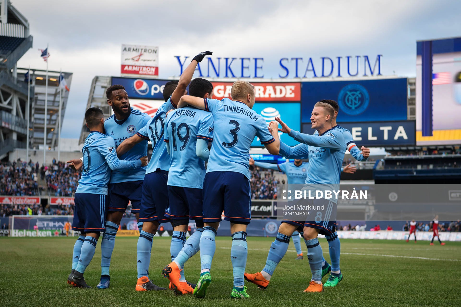 New York Citys Jesus Medina och Anton Tinnerholm jublar med