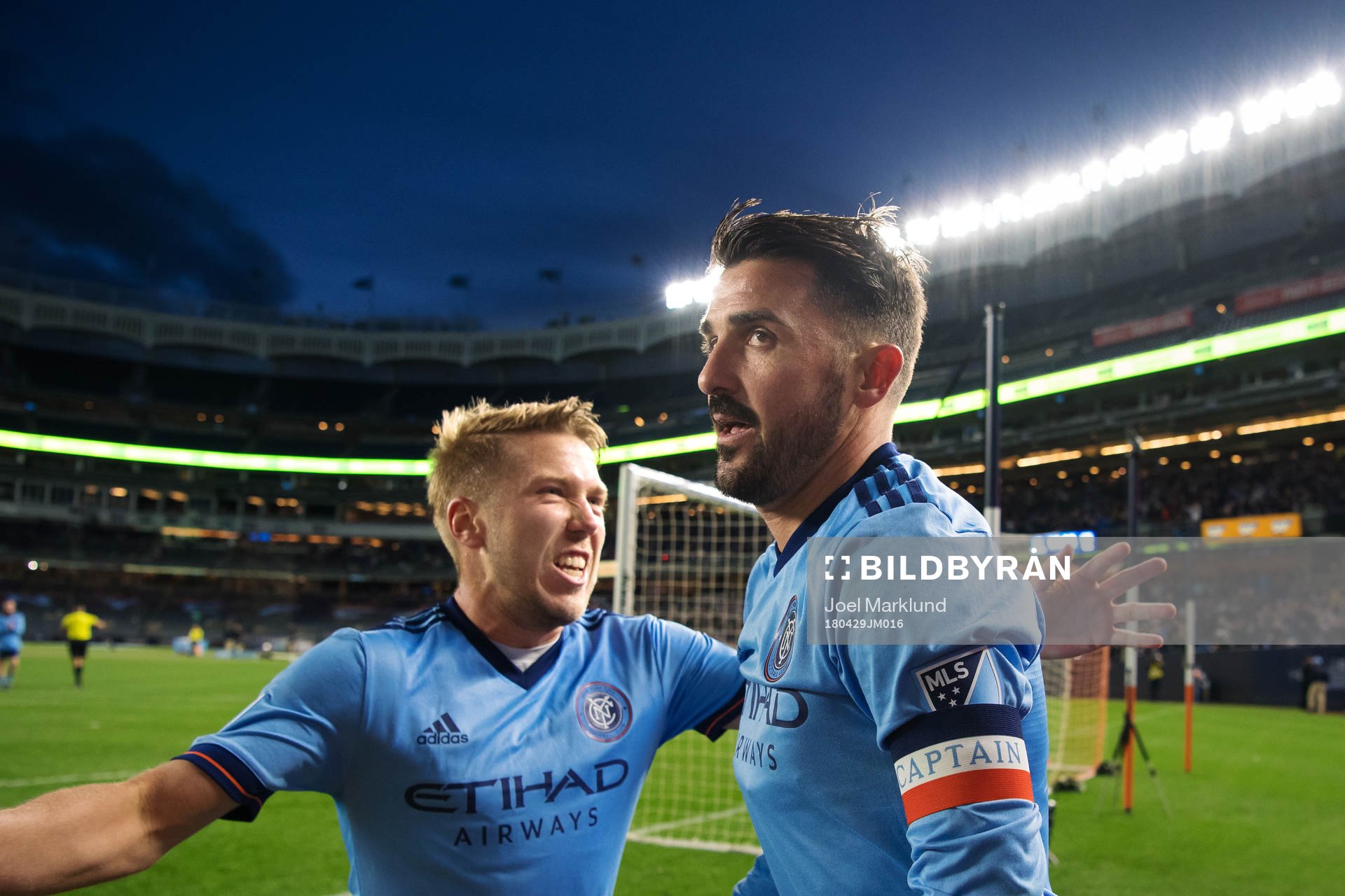 New York Citys Anton Tinnerholm och David Villa jublar