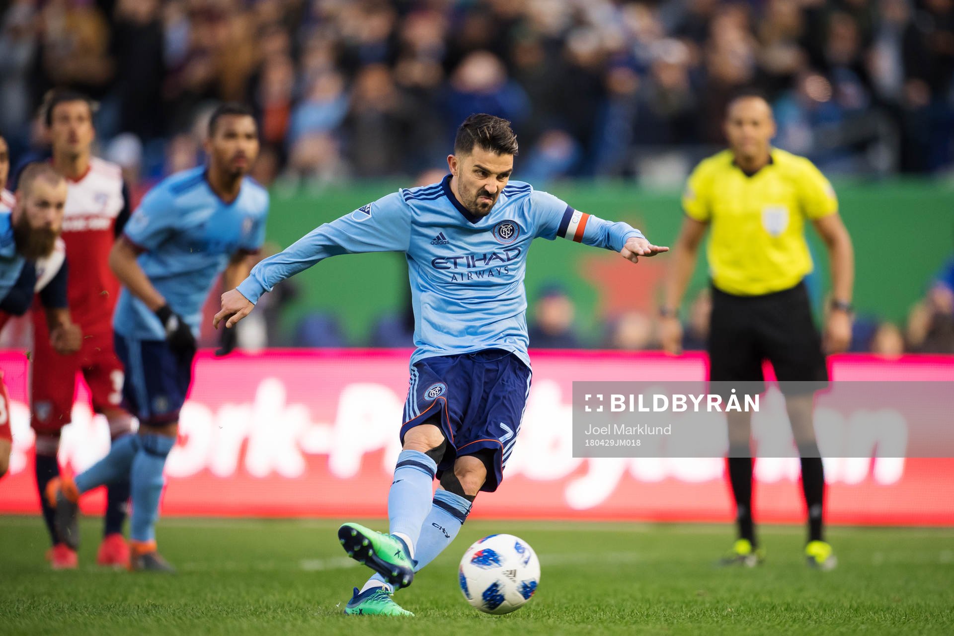New York Citys David Villa skjuter in 2-1 på straff