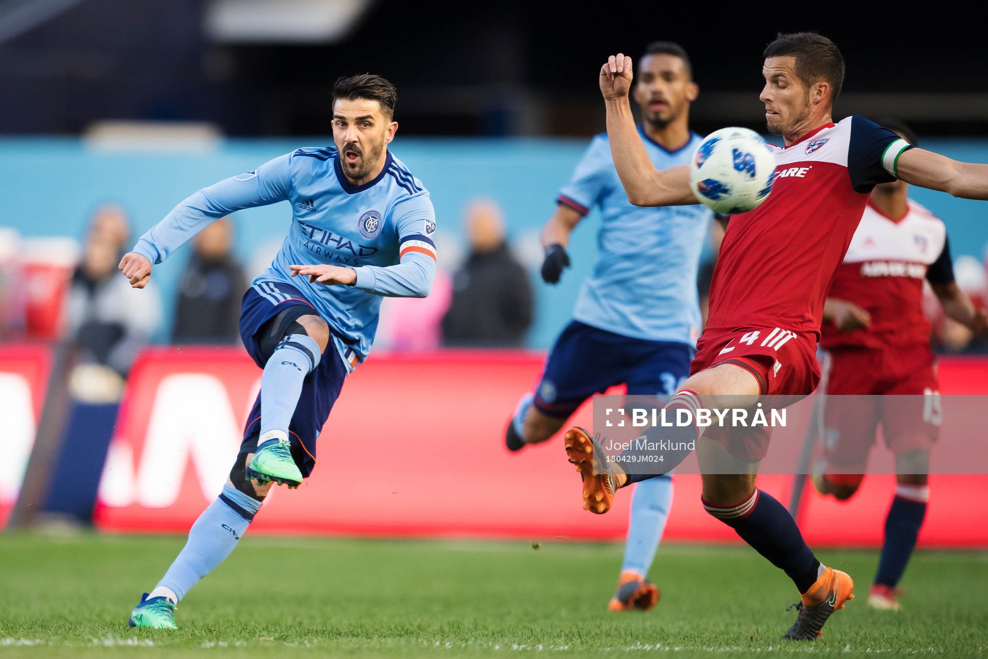 New York Citys David Villa skjuter ett skott