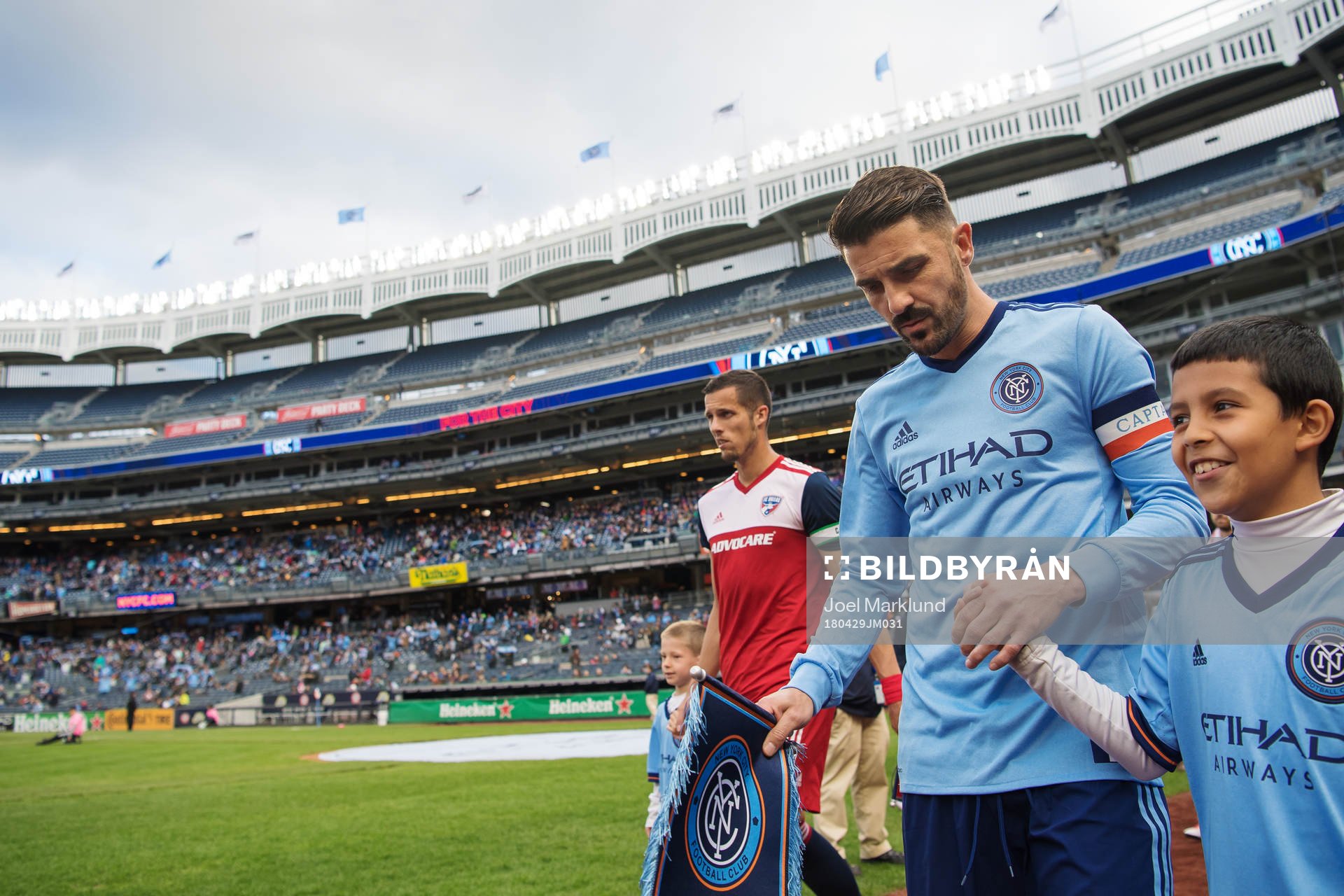New York Citys David Villa gör entré till fotbollsmatchen