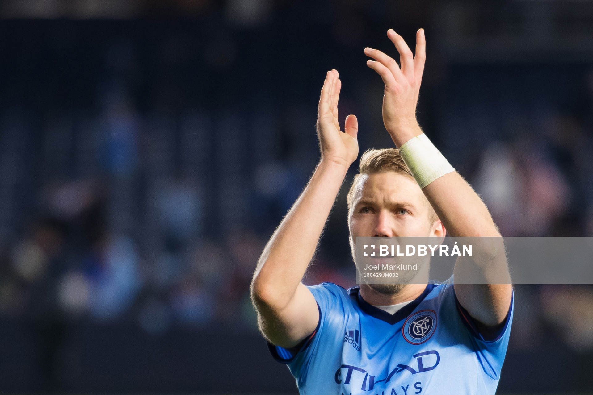 New York Citys Anton Tinnerholm tackar publiken efter fotbollsmatchen i MLS mellan New York City och Dallas den 29 april 2018 i New York.