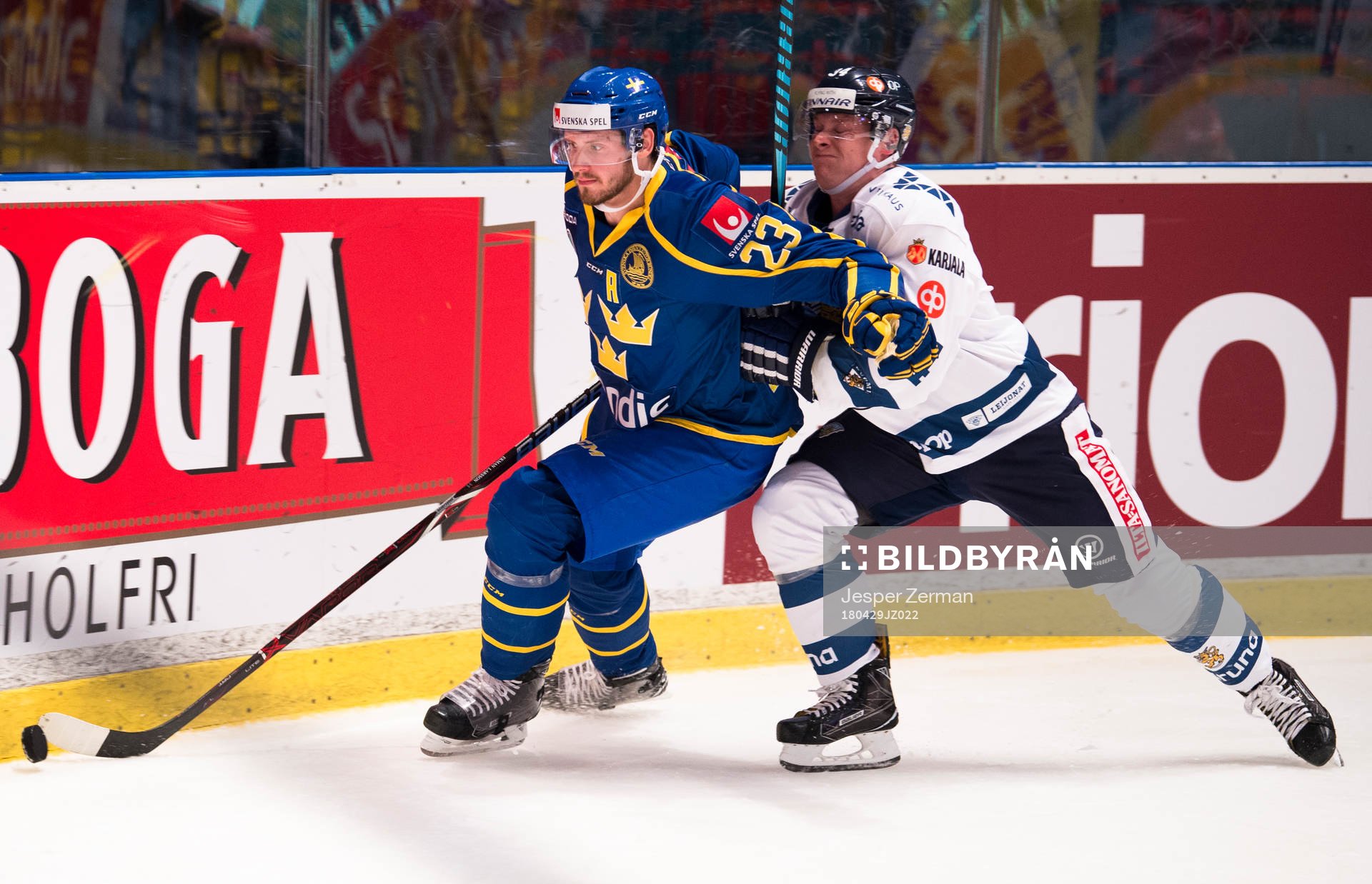 Sveriges Oliver Ekman Larsson i en närkamp med Finlands