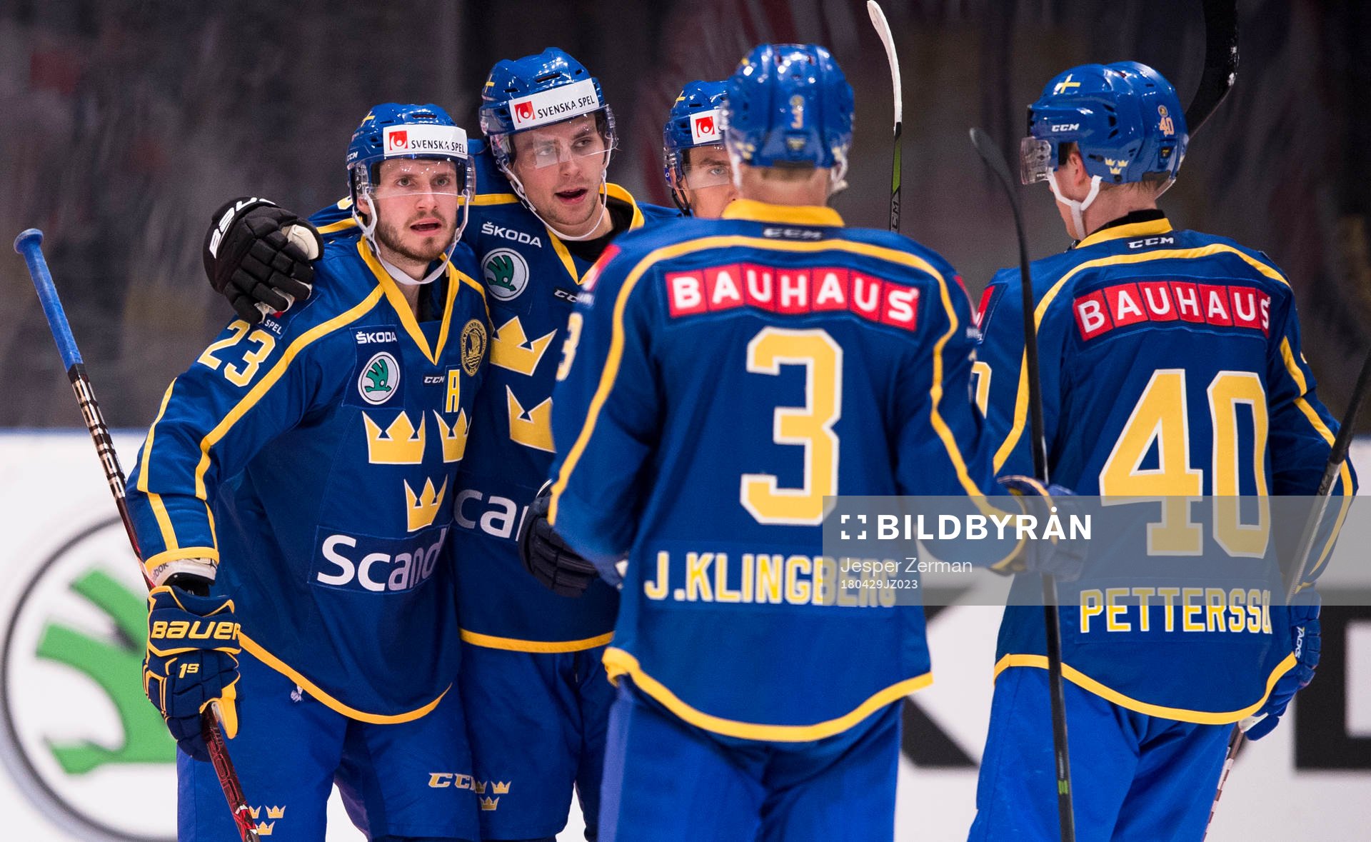 Sveriges Oliver Ekman Larsson (v) jublar