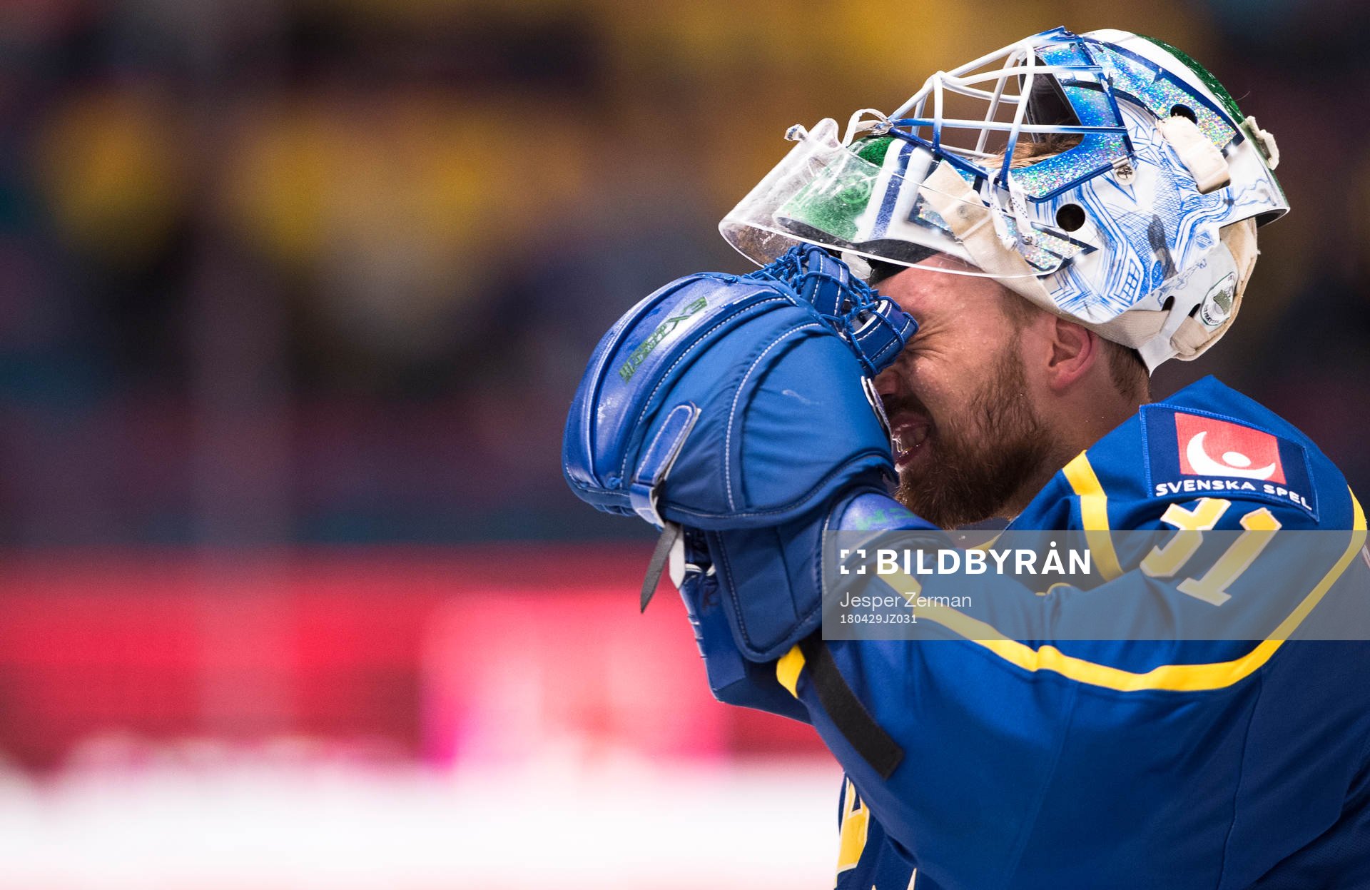 Sveriges målvakt Anders Nilsson torkar bort svett från