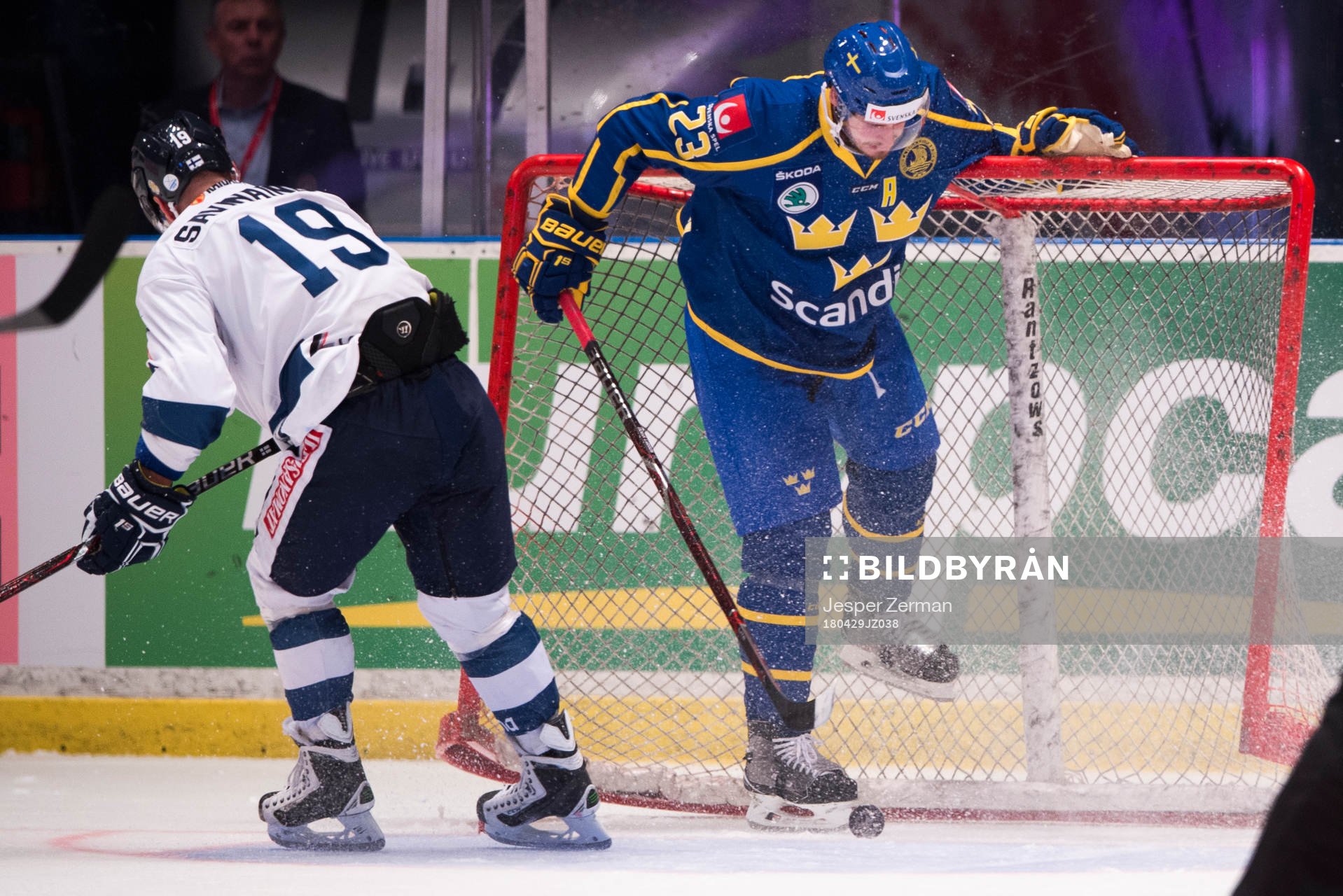 Sveriges Oliver Ekman Larsson plockar ut pucken ur mål