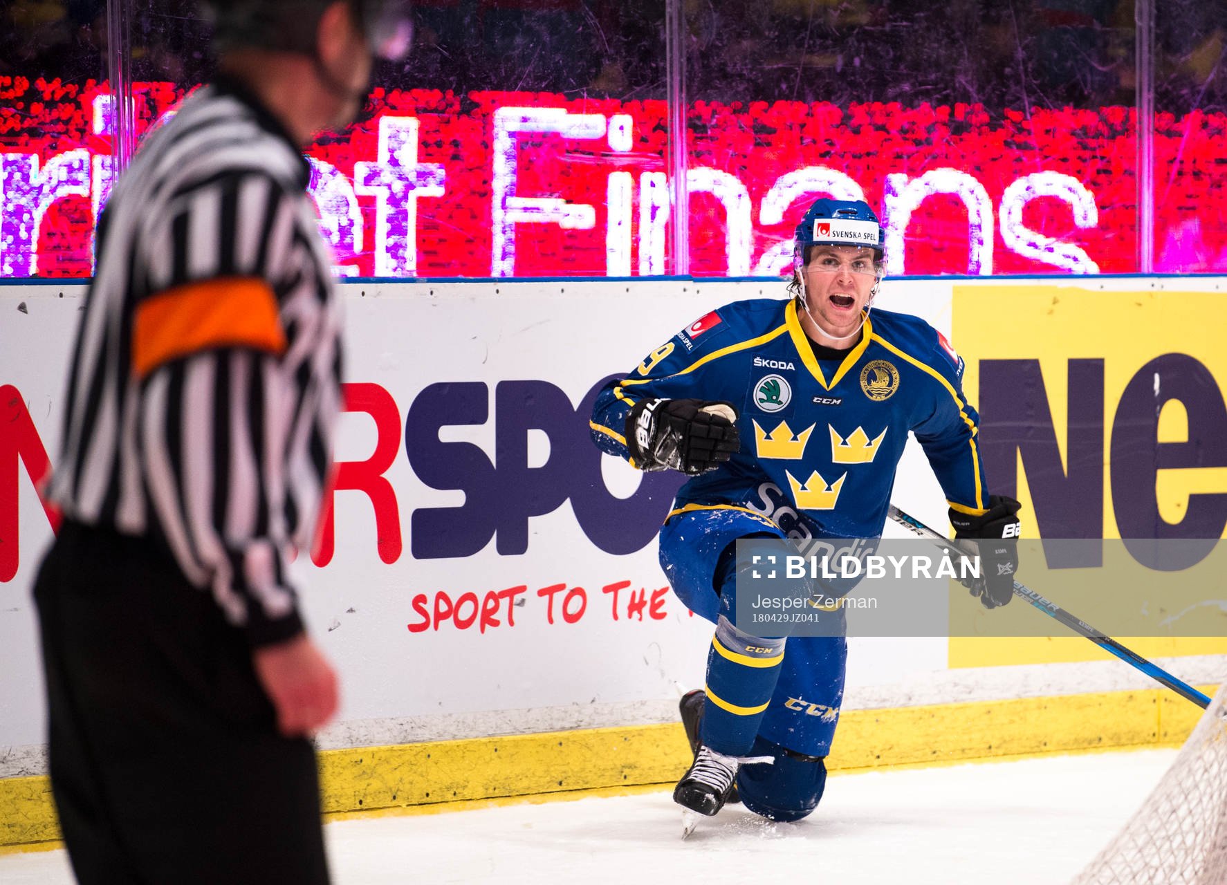 Sveriges Adrian Kempe skriker åt domaren