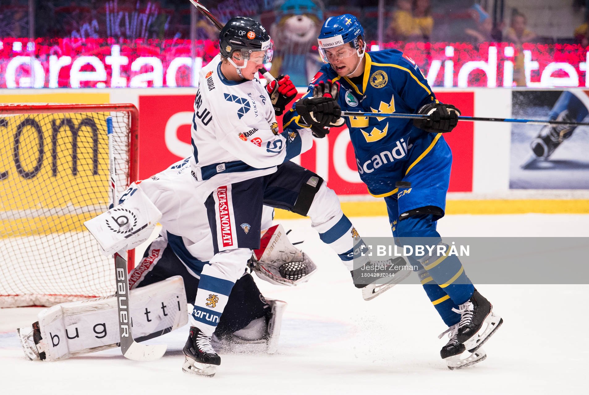 Finlands Henri Jokiharju och Sveriges Adrian Kempe skymmer