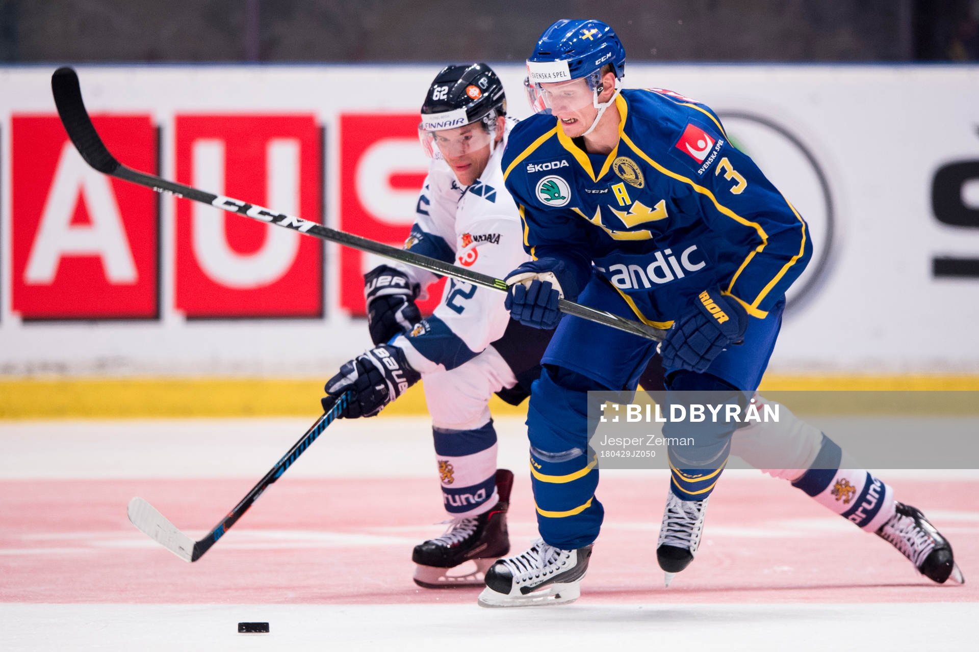 Sveriges John Klingberg håller undan för Finlands Jonas