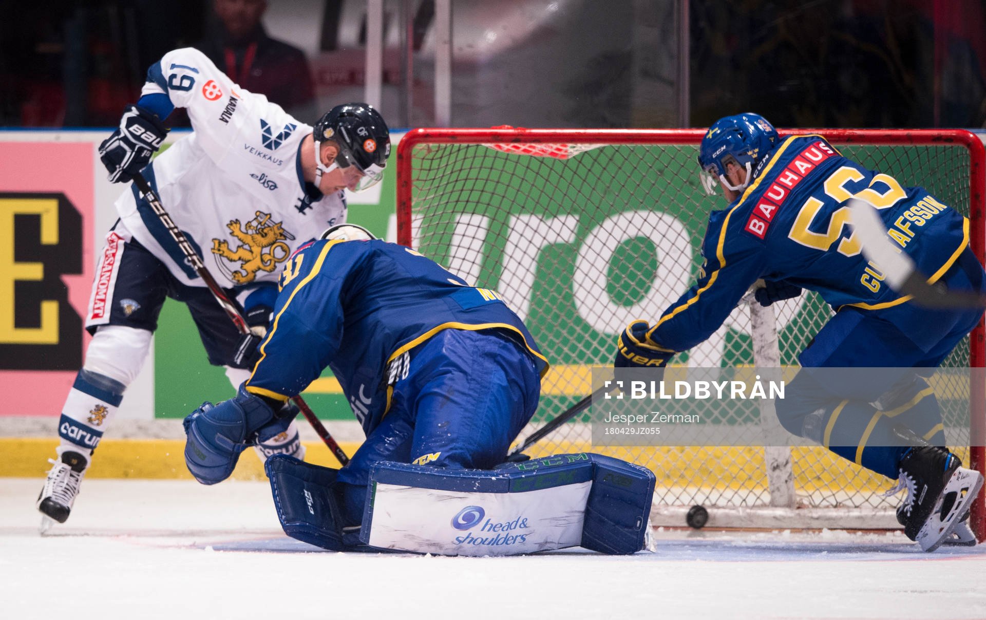 Finlands Veli-Matti Savinainen gör 1-1 bakom Sveriges