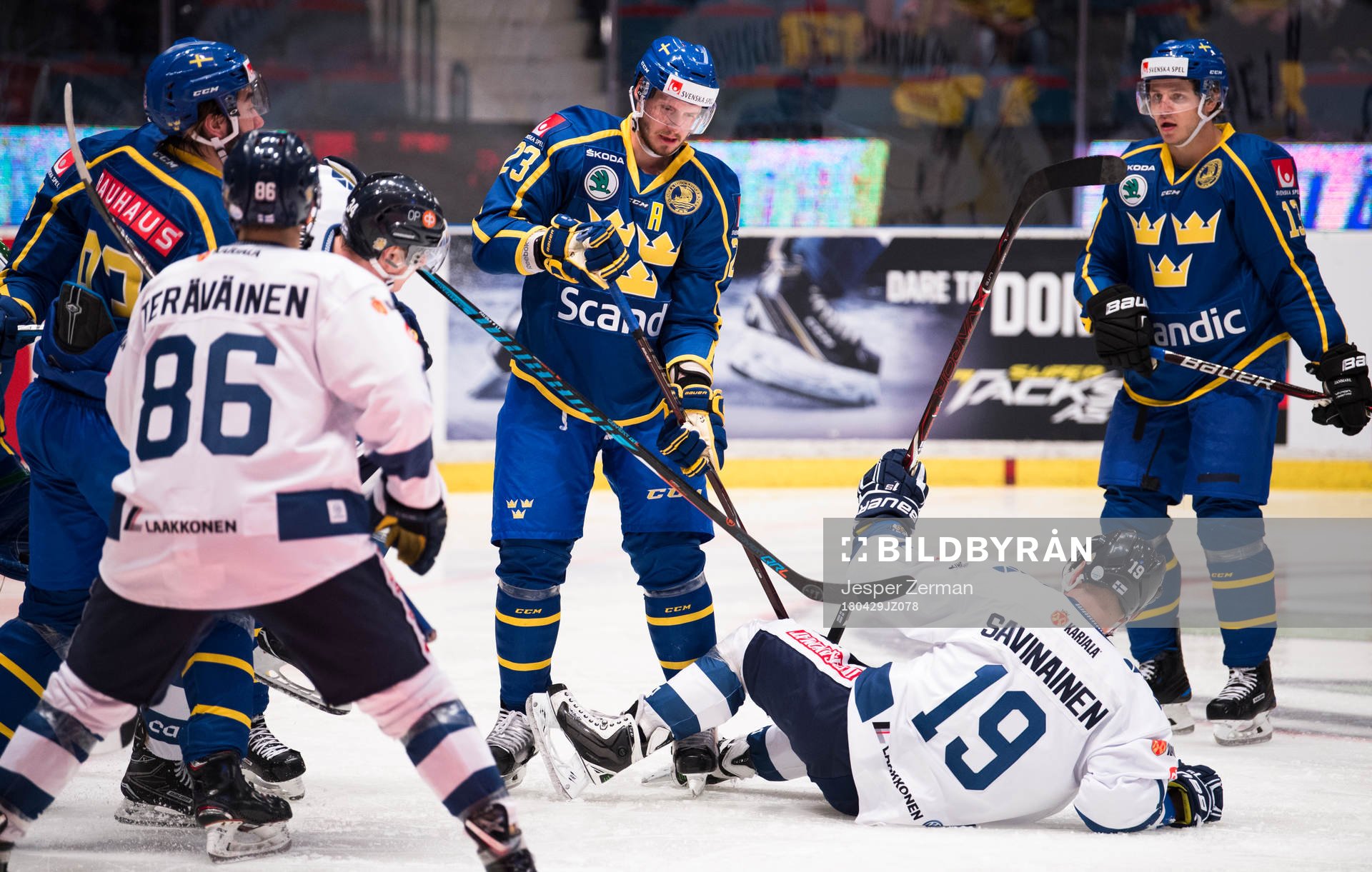Finlands Veli-Matti Savinainen faller i en duell med