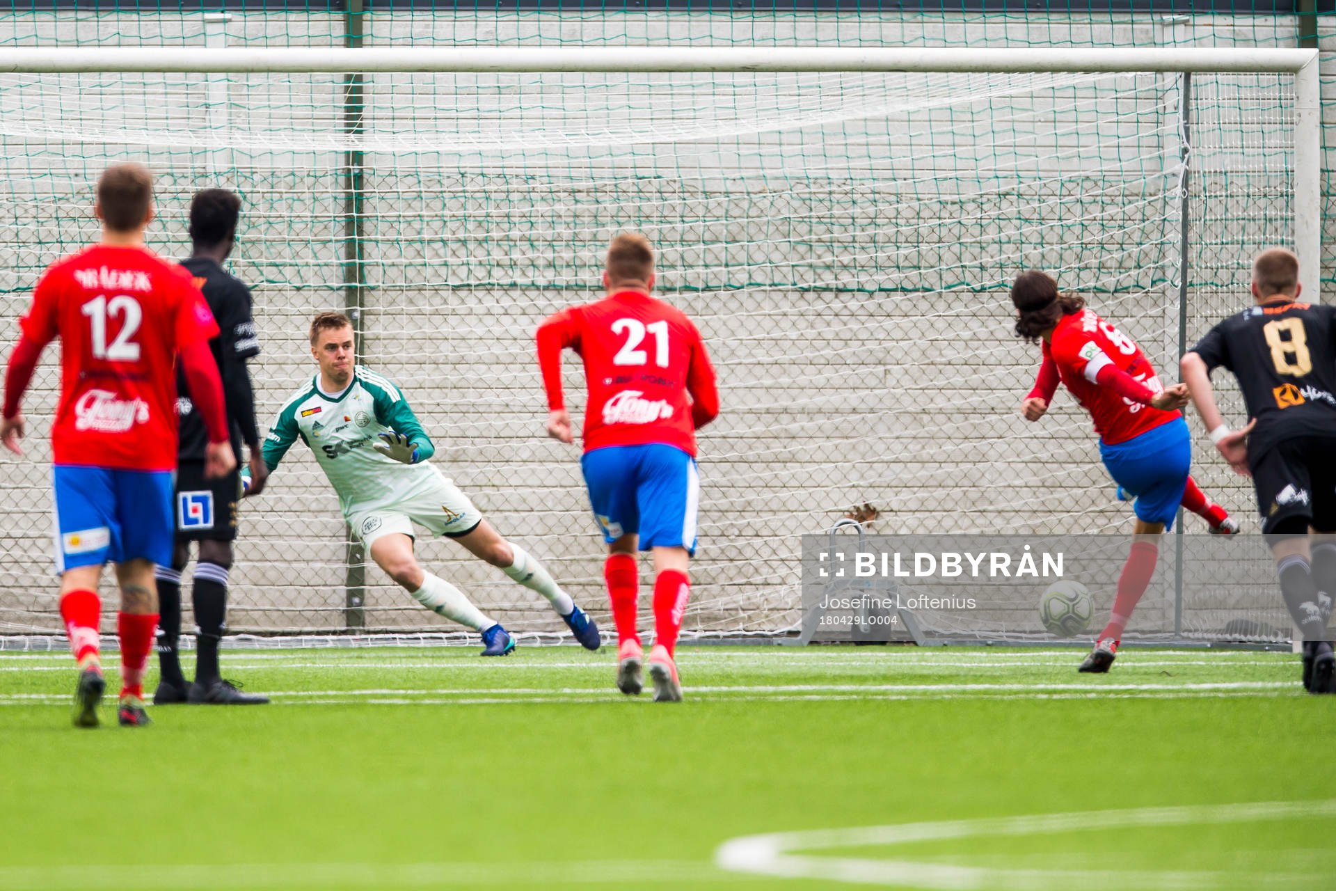 Nyköpings Enis Ahmetovic gör 1-0 på straff