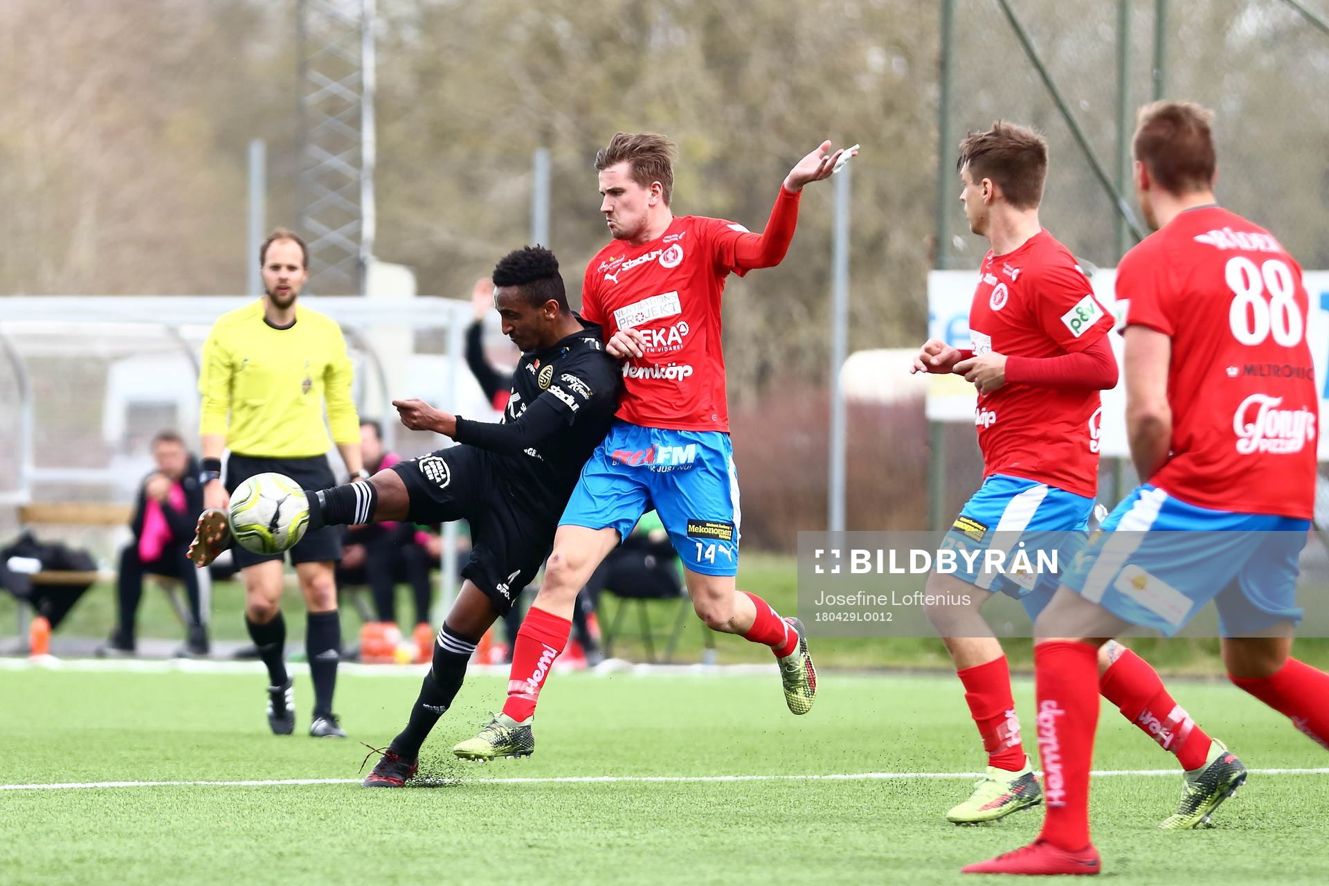 Skellefteås Nur Adem skjuter mot mål