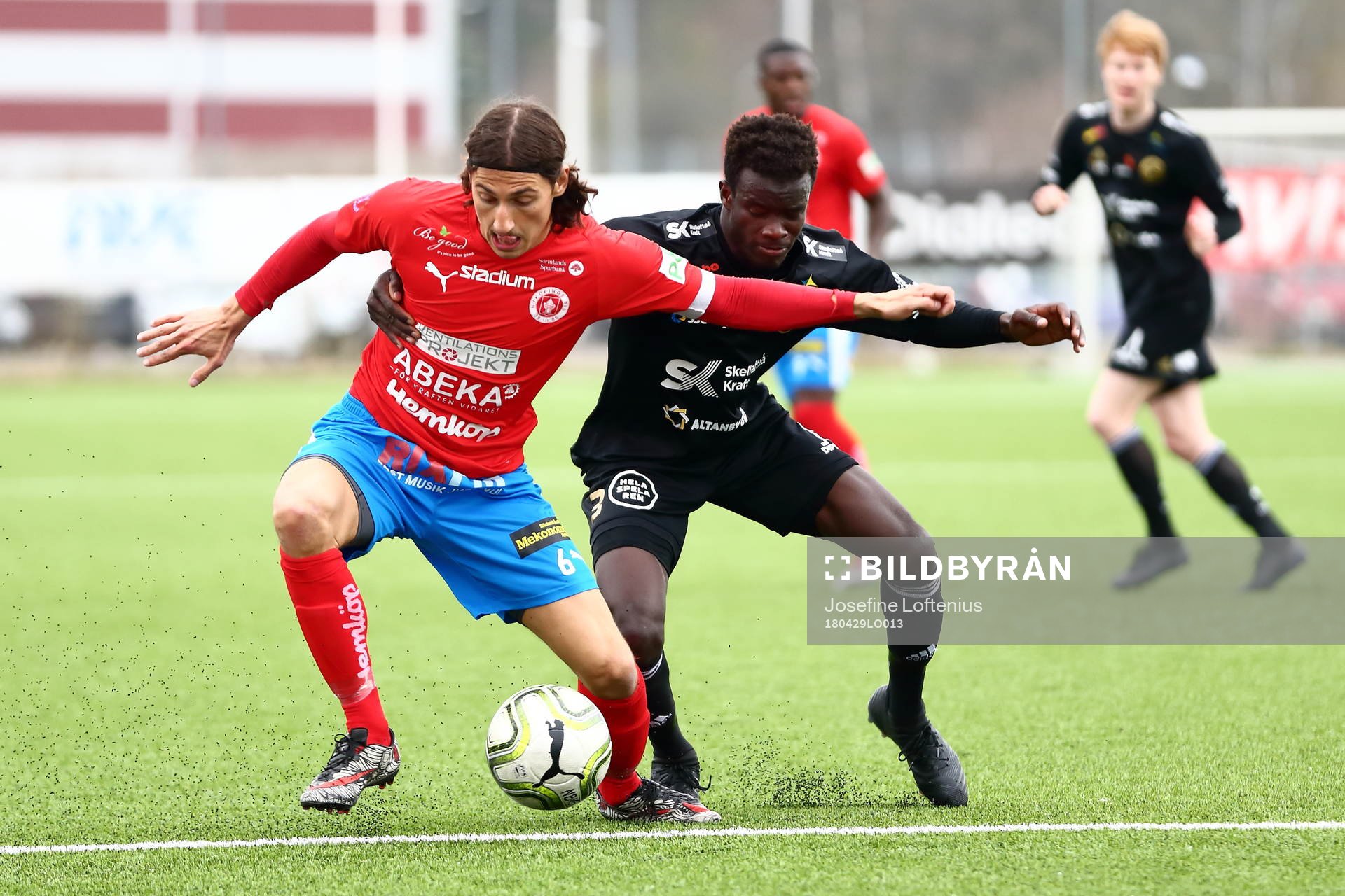 Nyköpings Enis Ahmetovic och Skellefteås Mbaye Abdoulaye