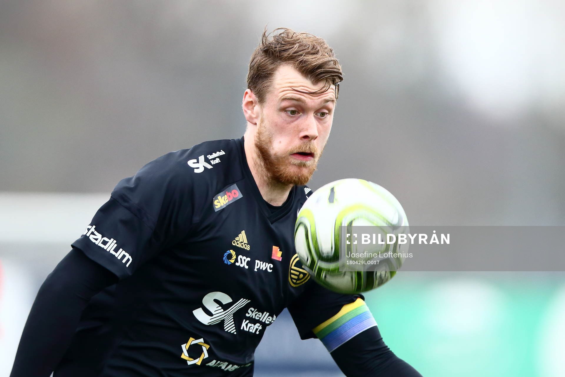 Skellefteås Leo Englund med bollen under fotbollsmatchen i Division 1 Norra mellan Nyköping och Skellefteå den 29 april 2018 i Nyköping.
