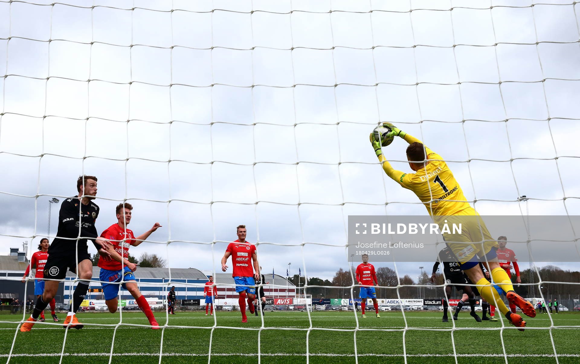 Nyköpings målvakt Edvard Setterberg räddar bollen