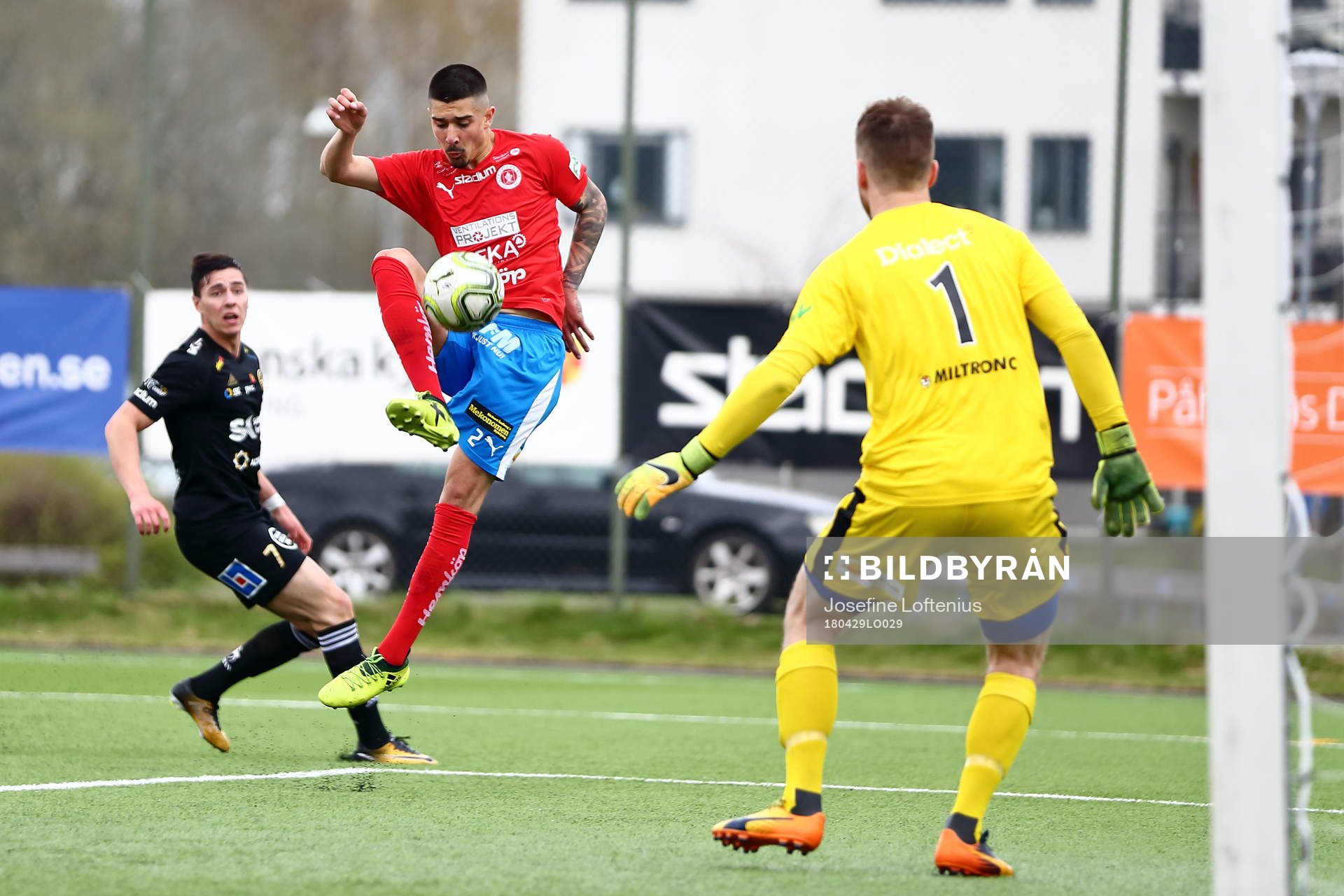 Nyköpings Alen Ahmetovic, Skellefteås målvakt Fredrik Enberg och Sebastian Shafei Åman under fotbollsmatchen i Division 1 Norra mellan Nyköping och Skellefteå den 29 april 2018 i Nyköping.