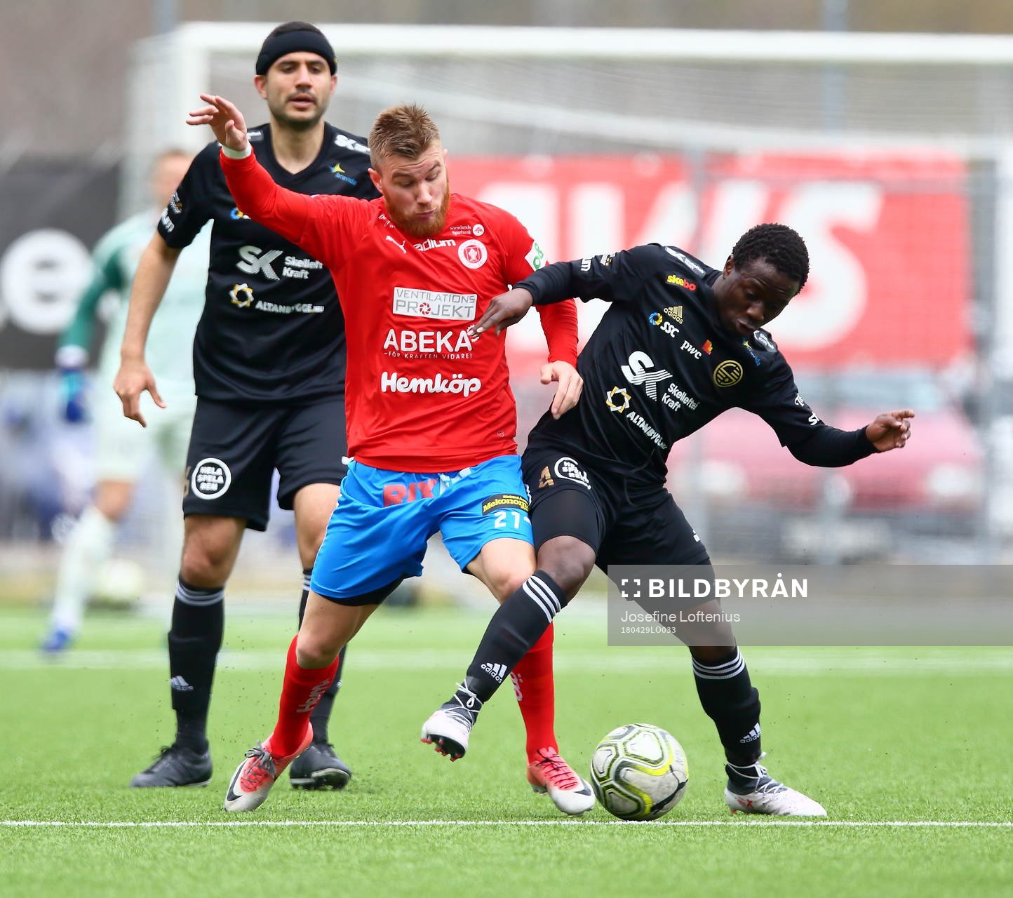 Skellefteås Raymond Ddungu och Nyköpings Oscar Karlsson under fotbollsmatchen i Division 1 Norra mellan Nyköping och Skellefteå den 29 april 2018 i Nyköping.