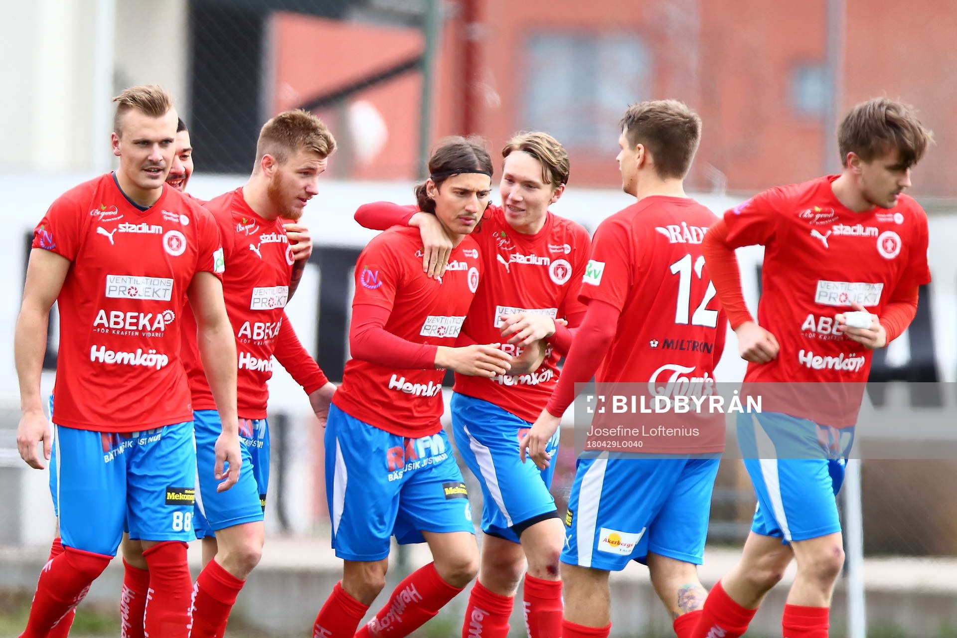 Nyköpings Enis Ahmetovic jublar med sina lagkamrater