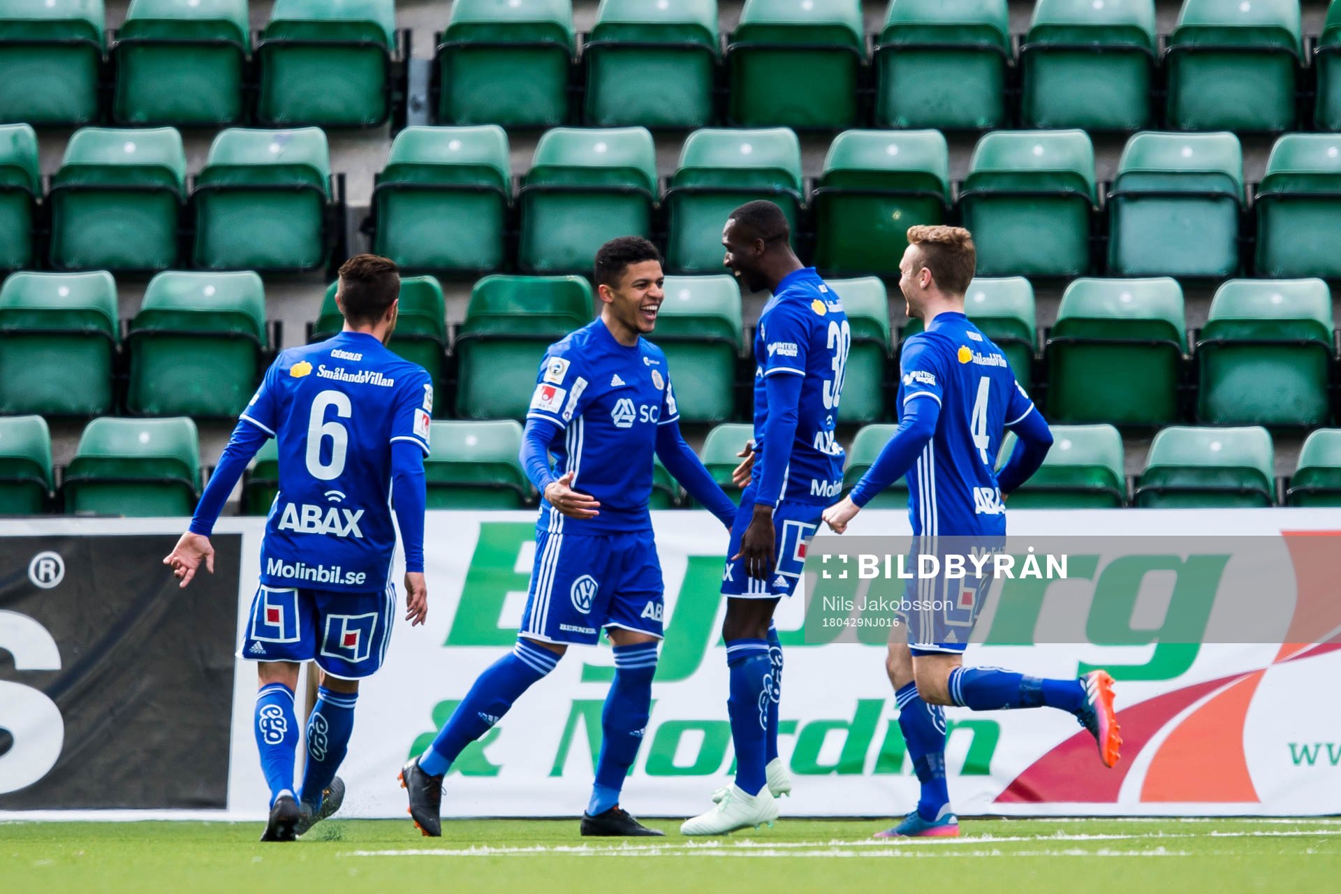 Sundsvalls Romain Gall jublar med Juan Jose Ciercoles Sagra, Peter Wilson och David Myrestam under fotbollsmatchen i Allsvenskan mellan GIF Sundsvall och Elfsborg den 29 april 2018 i Sundsvall.