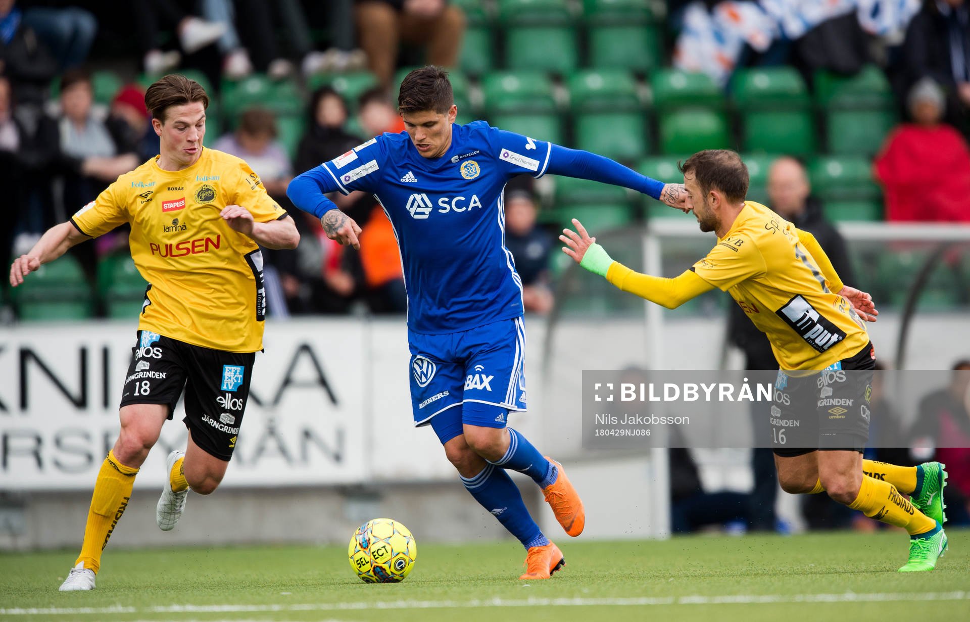 Elfsborgs Simon Olsson och Robert Gojani i duell med Sundsvalls David Batanero under fotbollsmatchen i Allsvenskan mellan GIF Sundsvall och Elfsborg den 29 april 2018 i Sundsvall.