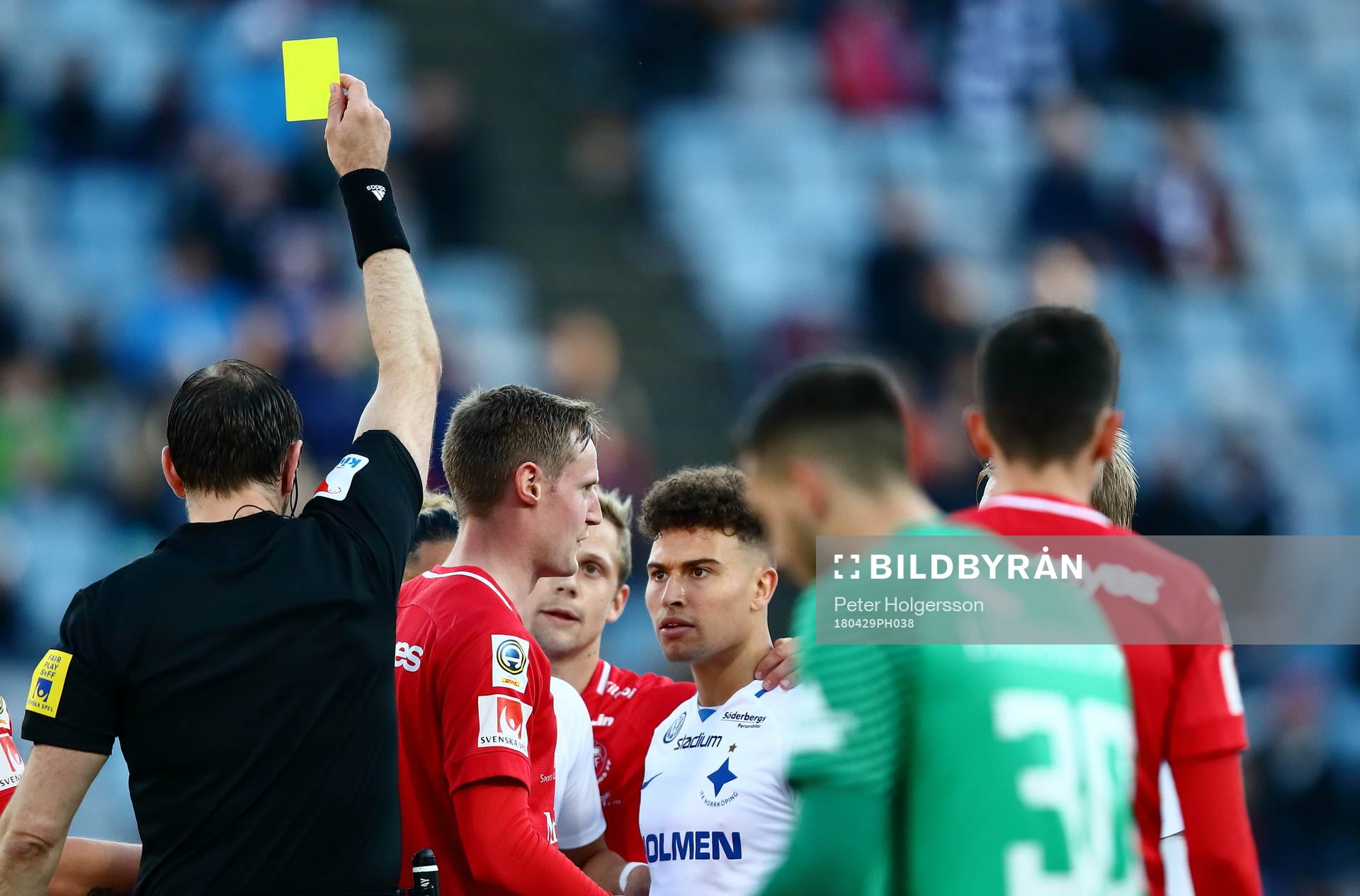 Norrköpings Jordan Larsson  har just fått rött kort av