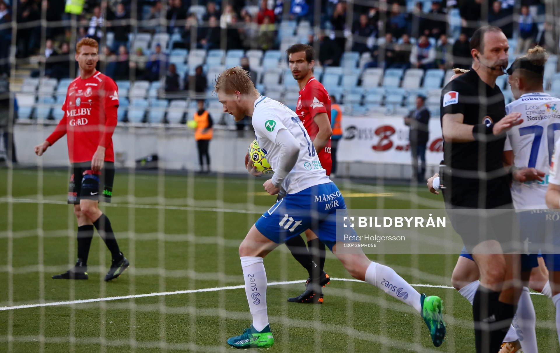 Norrköpings Kalle Holmberg  hämtar bollen