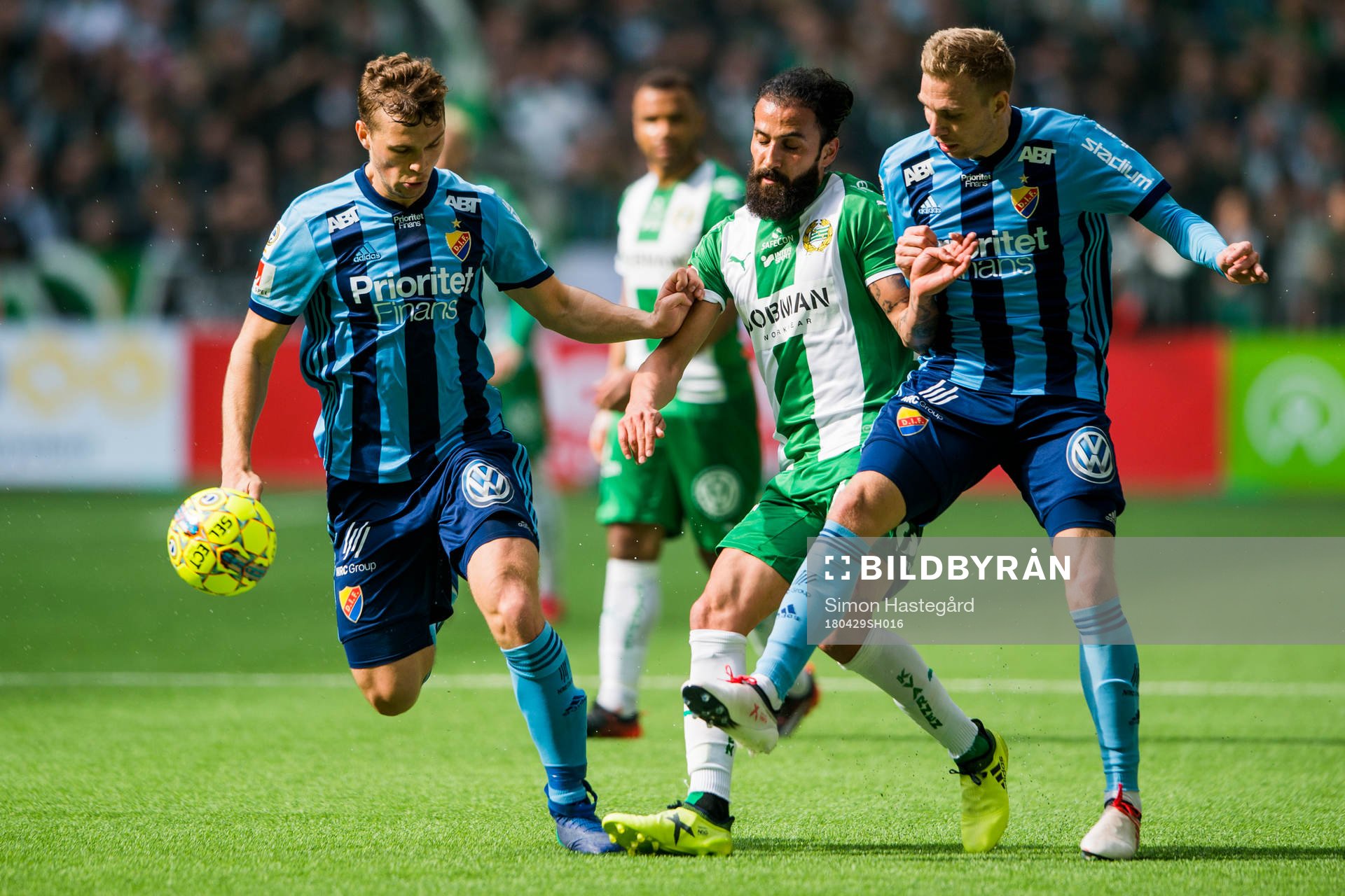 Hammarbys Erkan Zengin mellan Djurgårdens Jonathan Ring