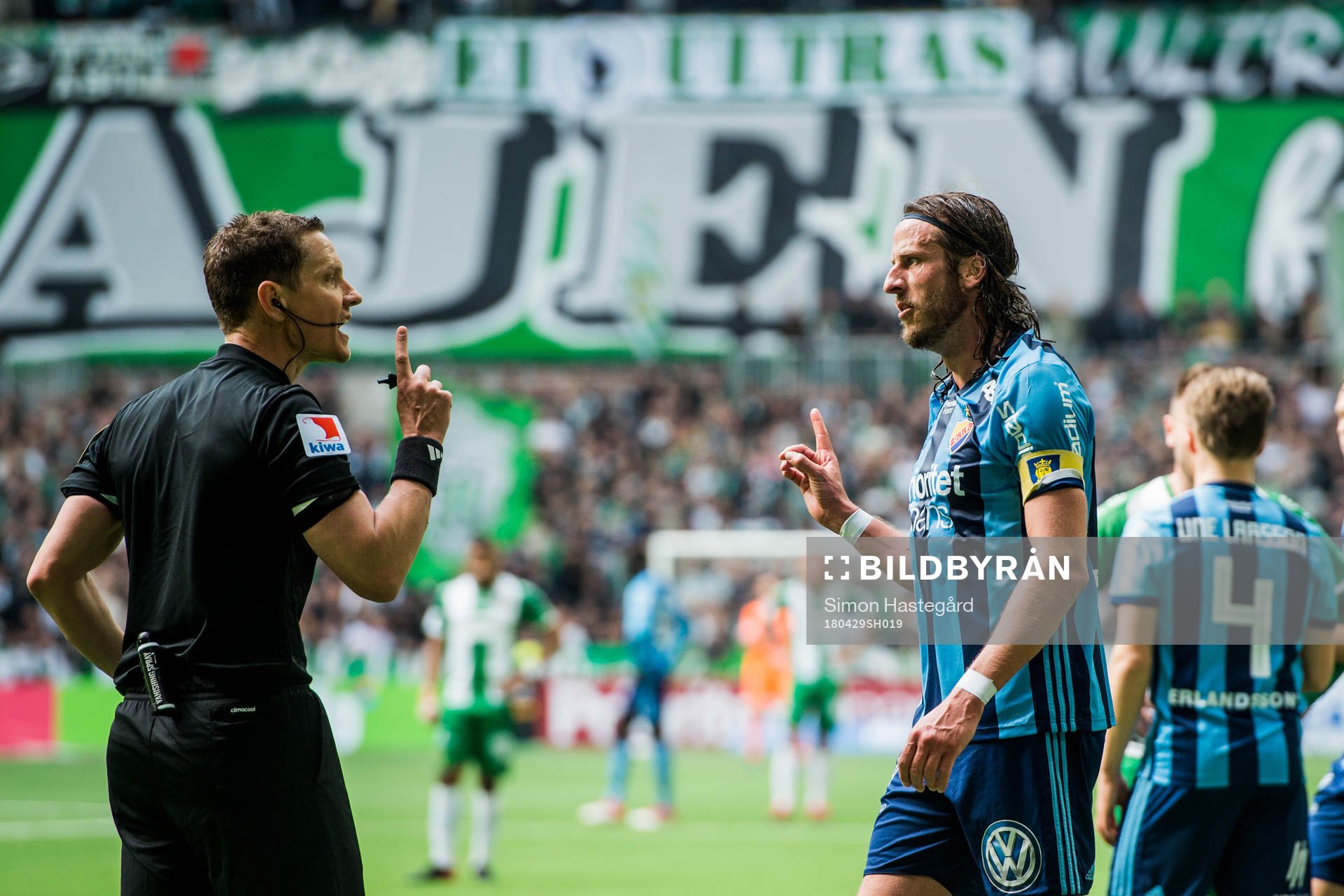 Djurgårdens Jonas Olsson i samtal med domare Martin
