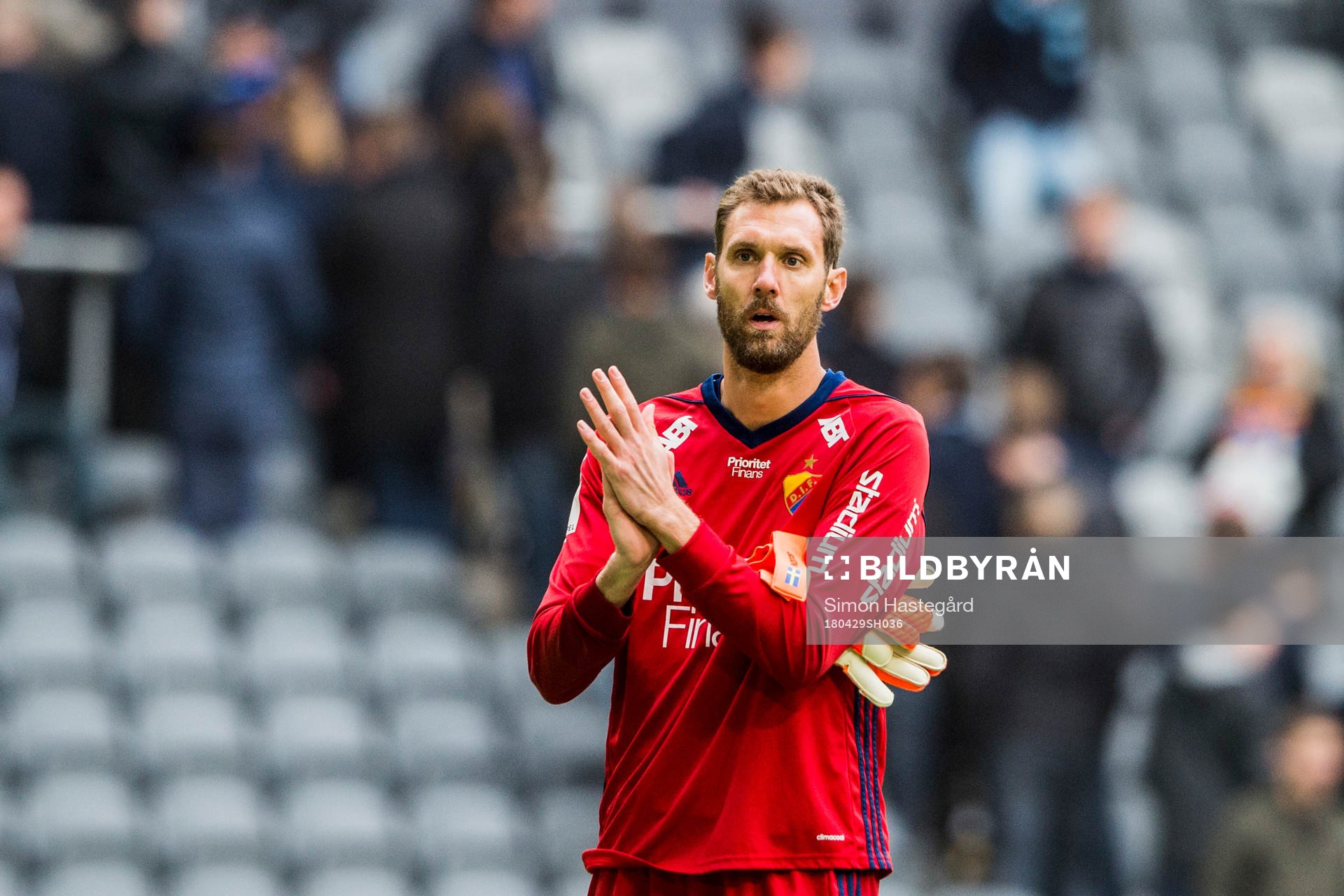Djurgårdens målvakt Andreas Isaksson deppar