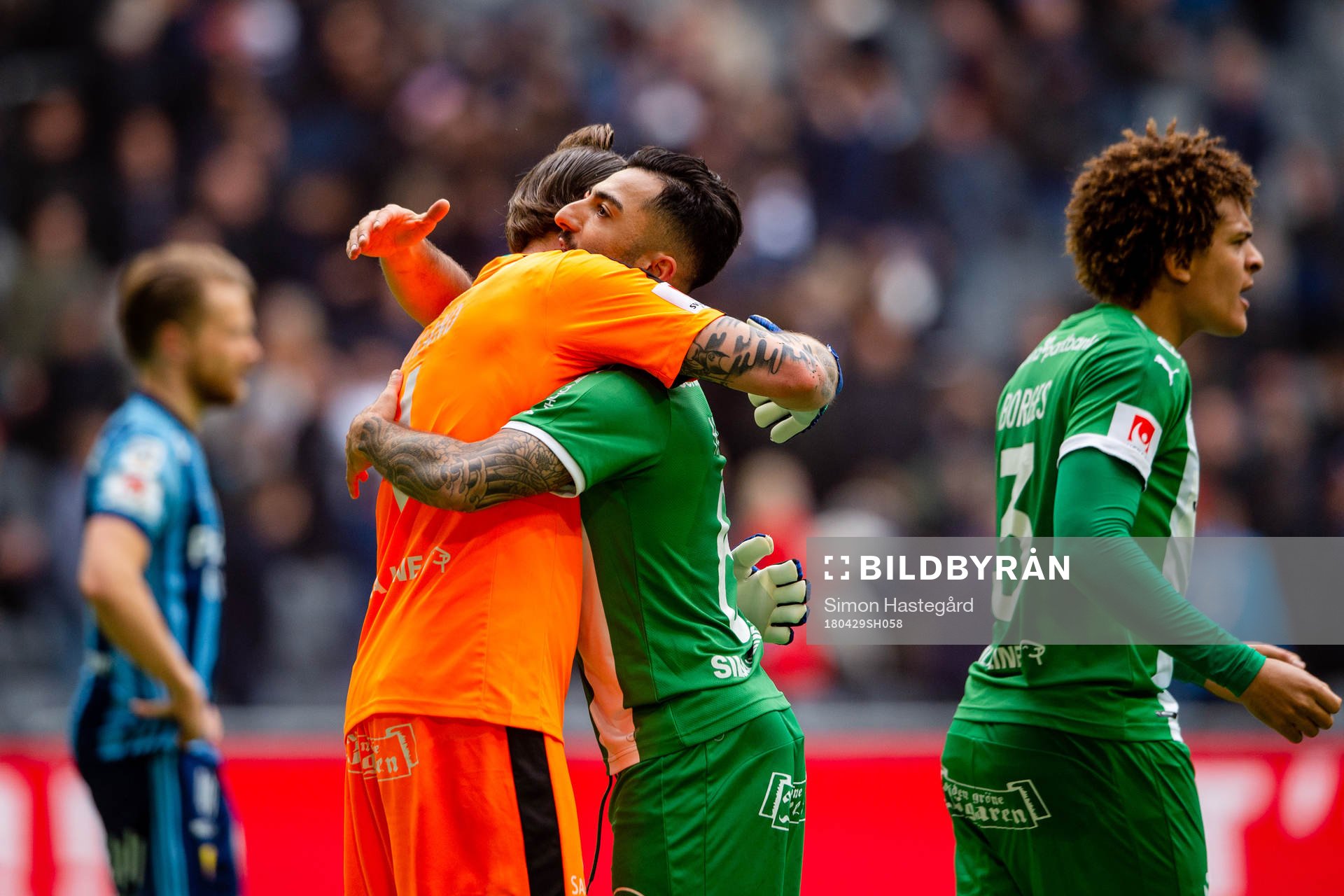 Hammarbys målvakt Johan Wiland och Jiloan Hamad jublar