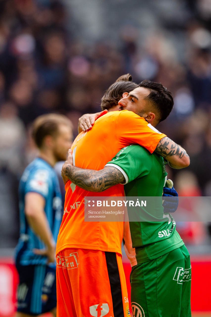 Hammarbys målvakt Johan Wiland och Jiloan Hamad jublar