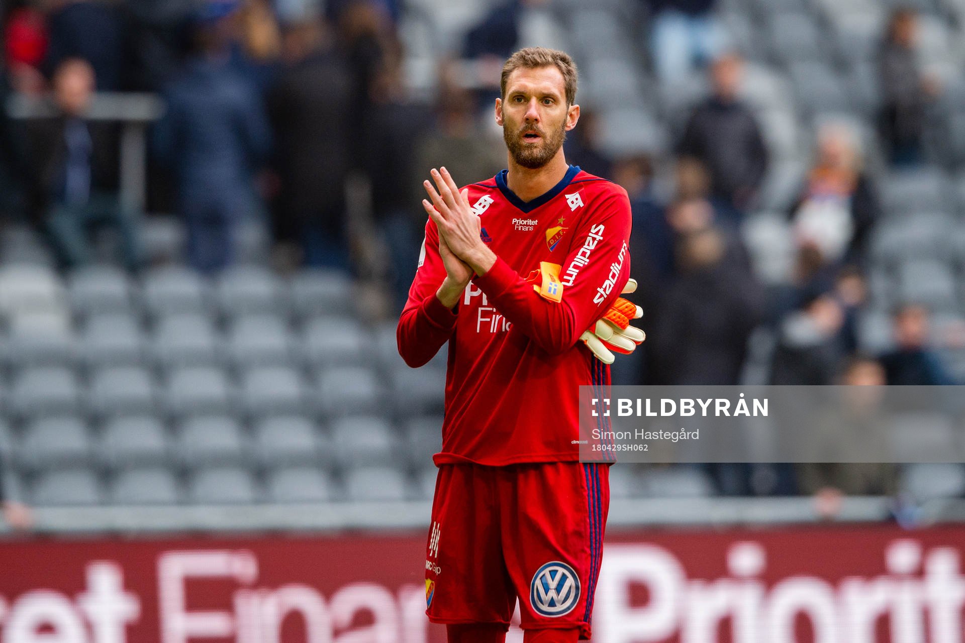 Djurgårdens målvakt Andreas Isaksson tackar publiken