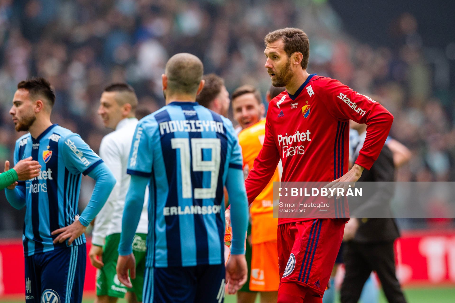 Djurgårdens målvakt Andreas Isaksson deppar