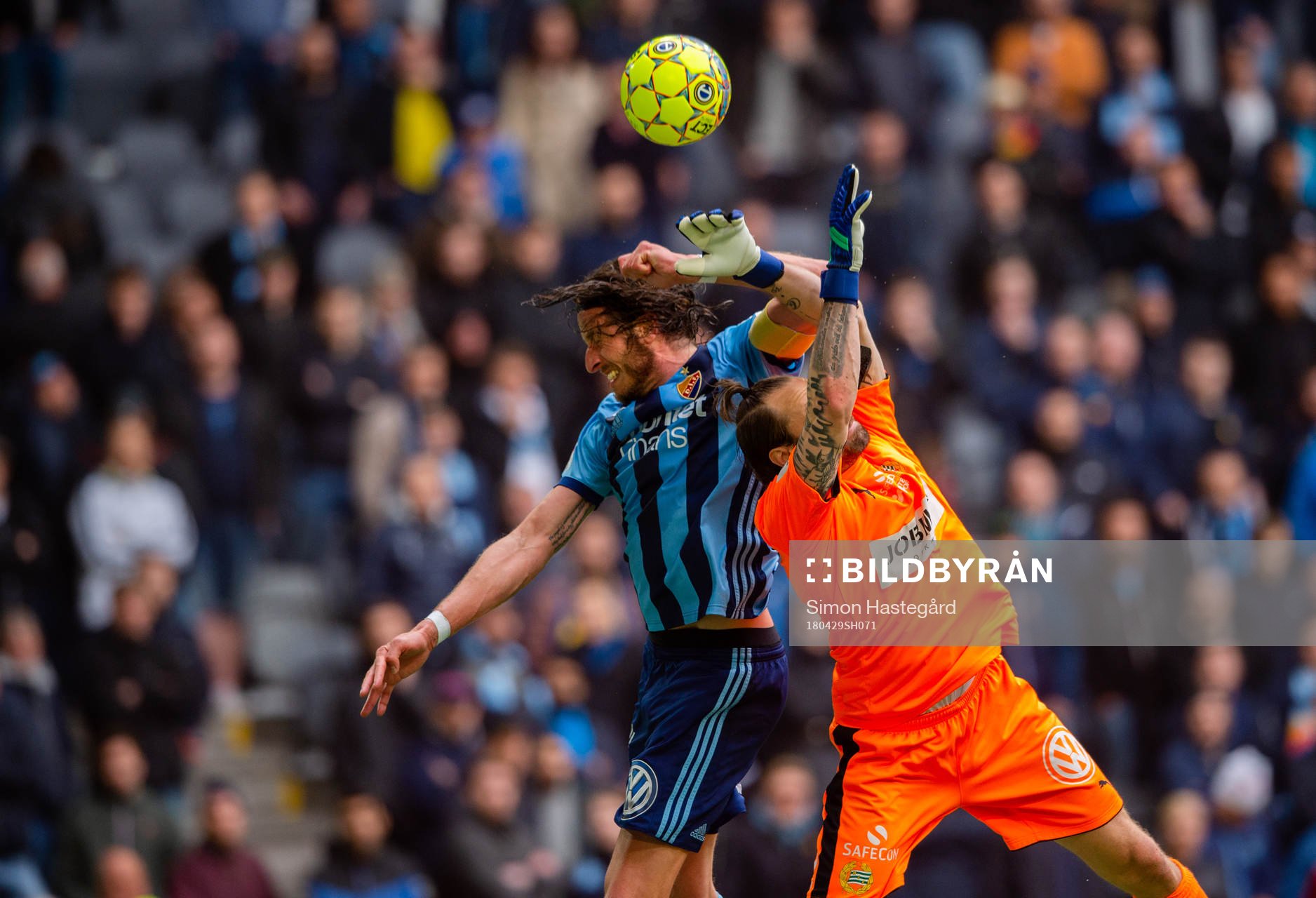 Djurgårdens Jonas Olsson och Hammarbys målvakt Johan