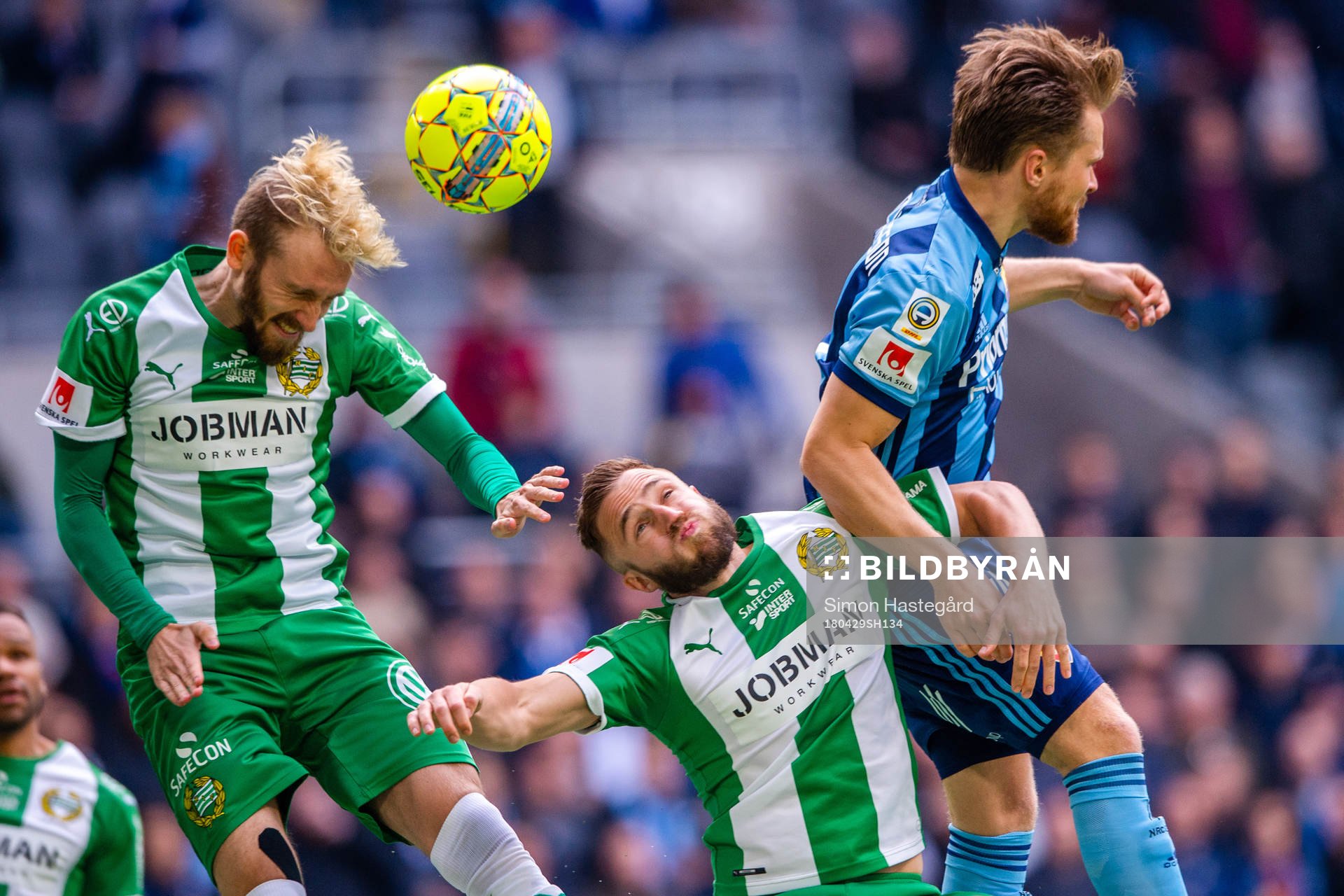 Hammarbys Simon Sandberg och Mats Solheim i en luftduell